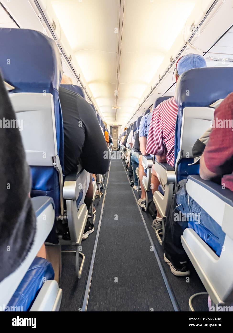 Cabine intérieure de l'avion pleine de passagers Banque D'Images
