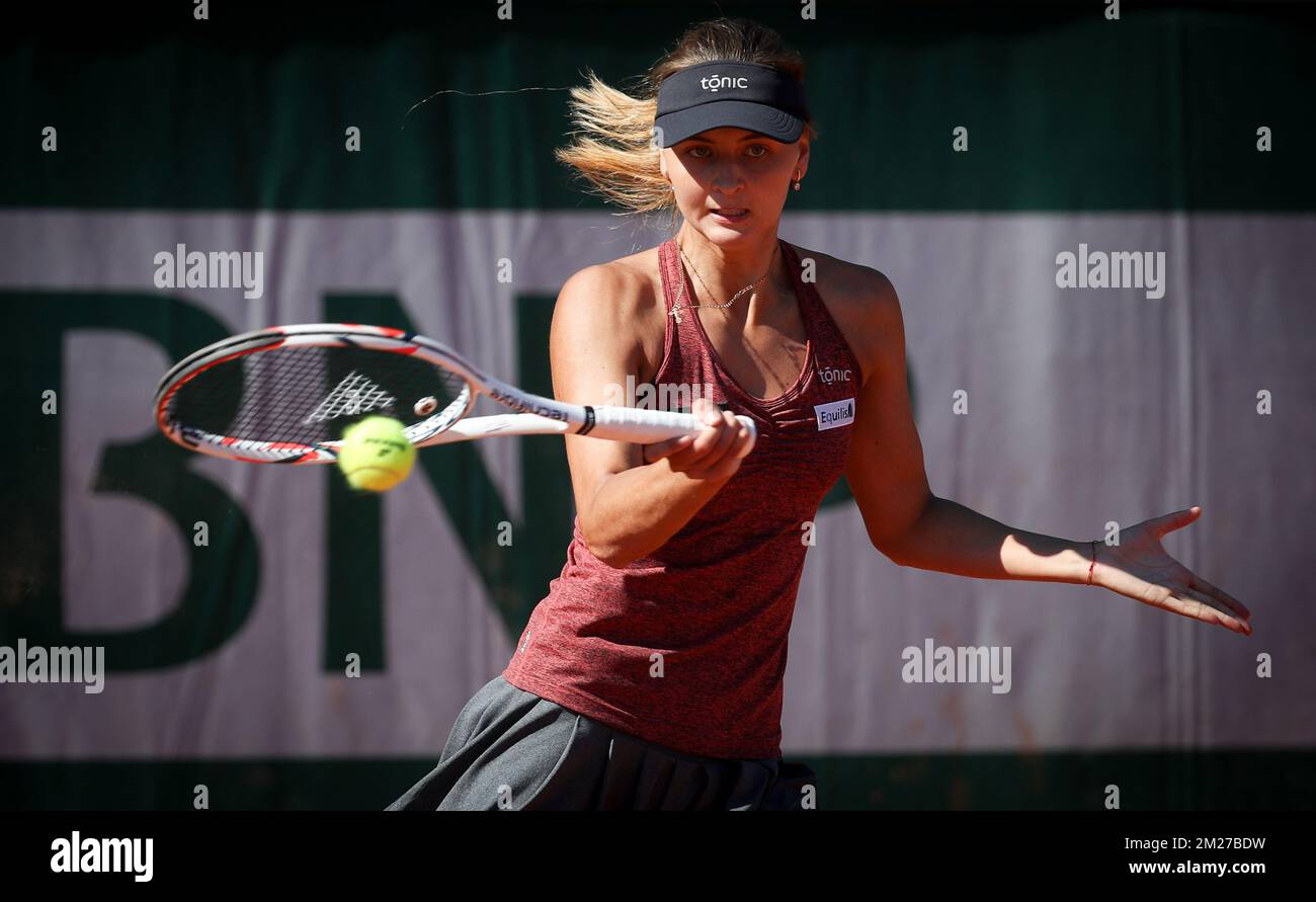 La Belge Maryna Zanevska photographiée en action lors d'un match de tennis entre la Belge Maryna Zanevska et la Croate Petra Martic, lors du troisième tour de la phase de qualification des femmes du tournoi de tennis Roland Garros French Open, à Paris, en France, le vendredi 26 mai 2017. Le Grand Chelem Roland Garros a lieu du 22 mai au 11 juin 2017. BELGA PHOTO VIRGINIE LEFOUR Banque D'Images