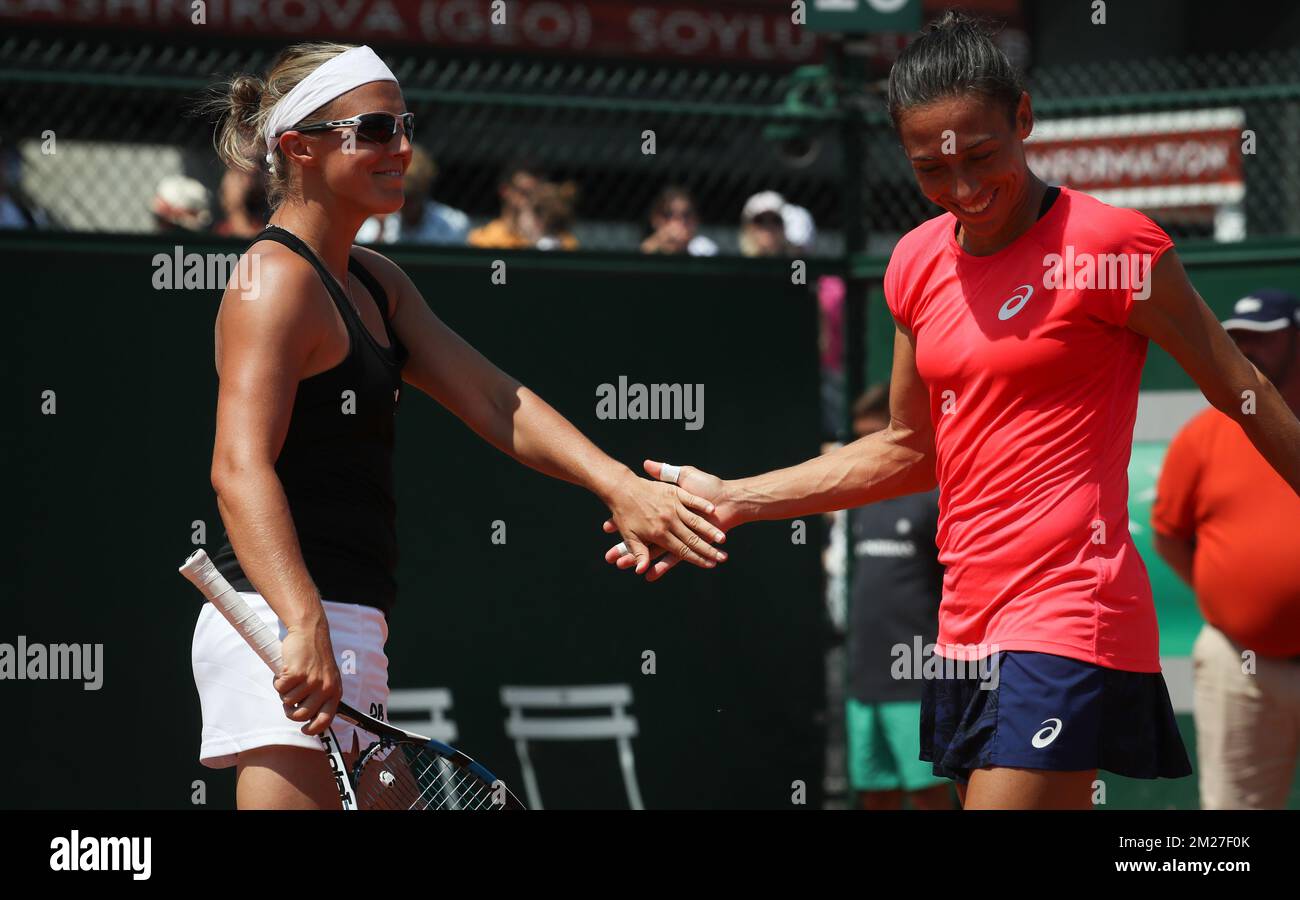 Kirsten Flipkens belge et Francesca Schiavone italienne célèbrent après avoir remporté un match de double tennis entre Kirsten Flipkens belge et Francesca Schiavone italienne contre Kazakh Yulia Putintseva et Natalia Vikhlyantseva russe, lors de la première partie du tournoi de double féminin au tournoi de tennis Roland Garros, à Paris, France Jeudi 01 juin 2017. La table principale Roland Garros Grand Chelem a lieu du 29 mai au 11 juin 2017. BELGA PHOTO VIRGINIE LEFOUR Banque D'Images