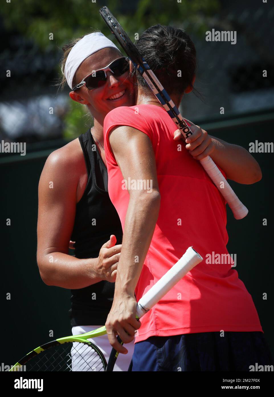 Kirsten Flipkens belge et Francesca Schiavone italienne célèbrent après avoir remporté un match de double tennis entre Kirsten Flipkens belge et Francesca Schiavone italienne contre Kazakh Yulia Putintseva et Natalia Vikhlyantseva russe, lors de la première partie du tournoi de double féminin au tournoi de tennis Roland Garros, à Paris, France Jeudi 01 juin 2017. La table principale Roland Garros Grand Chelem a lieu du 29 mai au 11 juin 2017. BELGA PHOTO VIRGINIE LEFOUR Banque D'Images