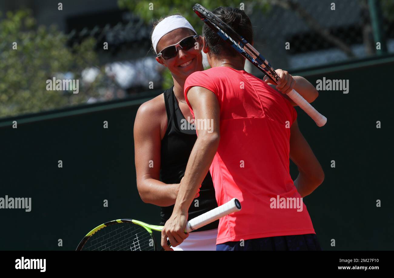 Kirsten Flipkens belge et Francesca Schiavone italienne célèbrent après avoir remporté un match de double tennis entre Kirsten Flipkens belge et Francesca Schiavone italienne contre Kazakh Yulia Putintseva et Natalia Vikhlyantseva russe, lors de la première partie du tournoi de double féminin au tournoi de tennis Roland Garros, à Paris, France Jeudi 01 juin 2017. La table principale Roland Garros Grand Chelem a lieu du 29 mai au 11 juin 2017. BELGA PHOTO VIRGINIE LEFOUR Banque D'Images
