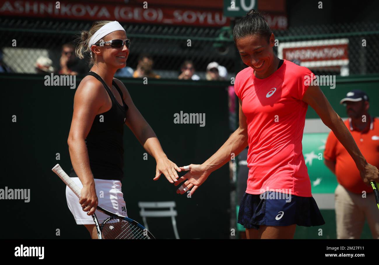 Kirsten Flipkens belge et Francesca Schiavone italienne célèbrent après avoir remporté un match de double tennis entre Kirsten Flipkens belge et Francesca Schiavone italienne contre Kazakh Yulia Putintseva et Natalia Vikhlyantseva russe, lors de la première partie du tournoi de double féminin au tournoi de tennis Roland Garros, à Paris, France Jeudi 01 juin 2017. La table principale Roland Garros Grand Chelem a lieu du 29 mai au 11 juin 2017. BELGA PHOTO VIRGINIE LEFOUR Banque D'Images