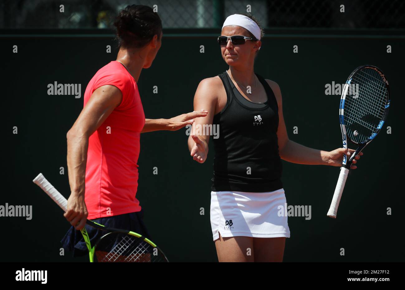 Italian Francesca Schiavone et Belge Kirsten Flipkens photographiés lors d'un match de double tennis entre Belge Kirsten Flipkens et Italian Francesca Schiavone contre Kazakh Yulia Putintseva et Russian Natalia Vikhlyantseva, lors de la première partie du tournoi de double féminin au tournoi de tennis français Roland Garros Open, à Paris, en France, Jeudi 01 juin 2017. La table principale Roland Garros Grand Chelem a lieu du 29 mai au 11 juin 2017. BELGA PHOTO VIRGINIE LEFOUR Banque D'Images