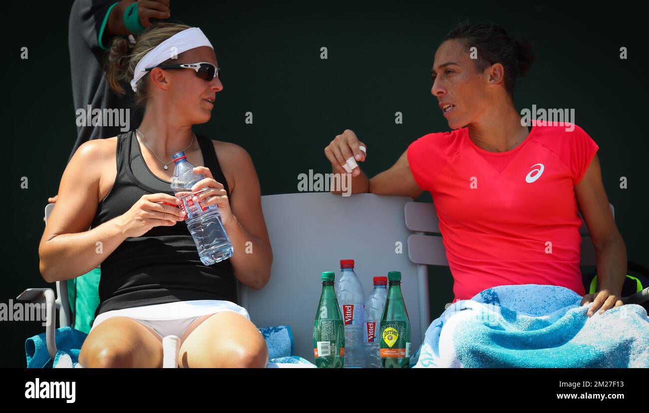 Kirsten Flipkens Belge et Francesca Schiavone italienne photographiées lors d'un match de double tennis entre Kirsten Flipkens Belge et Francesca Schiavone italienne contre Kazakh Yulia Putintseva et Natalia Vikhlyantseva russe, lors de la première partie du tournoi de double féminin au tournoi de tennis Roland Garros French Open, à Paris, France, Jeudi 01 juin 2017. La table principale Roland Garros Grand Chelem a lieu du 29 mai au 11 juin 2017. BELGA PHOTO VIRGINIE LEFOUR Banque D'Images