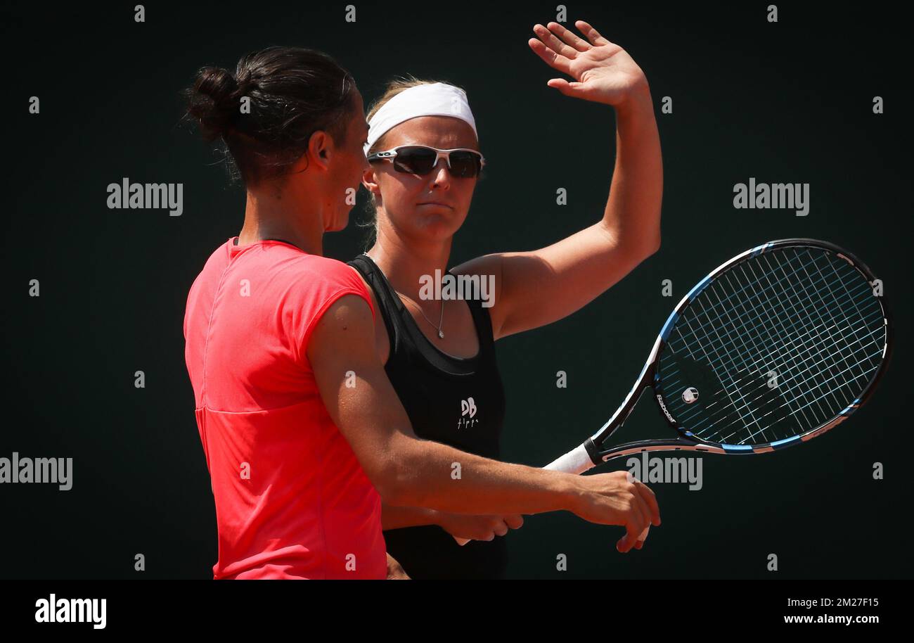 Italian Francesca Schiavone et Belge Kirsten Flipkens photographiés lors d'un match de double tennis entre Belge Kirsten Flipkens et Italian Francesca Schiavone contre Kazakh Yulia Putintseva et Russian Natalia Vikhlyantseva, lors de la première partie du tournoi de double féminin au tournoi de tennis français Roland Garros Open, à Paris, en France, Jeudi 01 juin 2017. La table principale Roland Garros Grand Chelem a lieu du 29 mai au 11 juin 2017. BELGA PHOTO VIRGINIE LEFOUR Banque D'Images