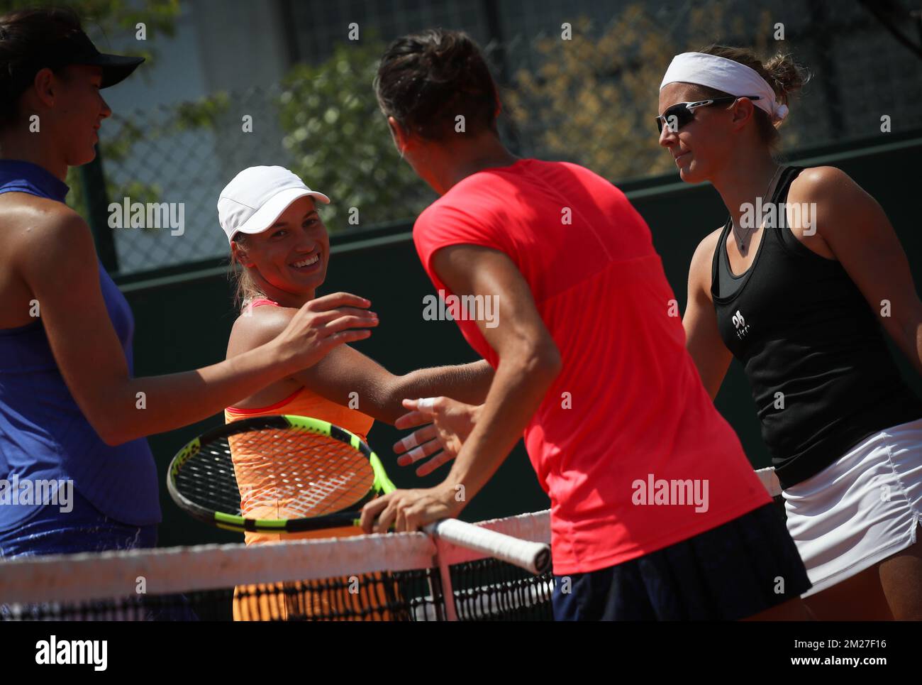 Francesca Schiavone italienne et Kirsten Flipkens belge fêtent après avoir remporté un match de double tennis entre Kirsten Flipkens belge et Francesca Schiavone italienne contre Kazakh Yulia Putintseva et Natalia Vikhlyantseva russe, lors du premier tour du tournoi de double féminin au tournoi de tennis Roland Garros, à Paris, France Jeudi 01 juin 2017. La table principale Roland Garros Grand Chelem a lieu du 29 mai au 11 juin 2017. BELGA PHOTO VIRGINIE LEFOUR Banque D'Images