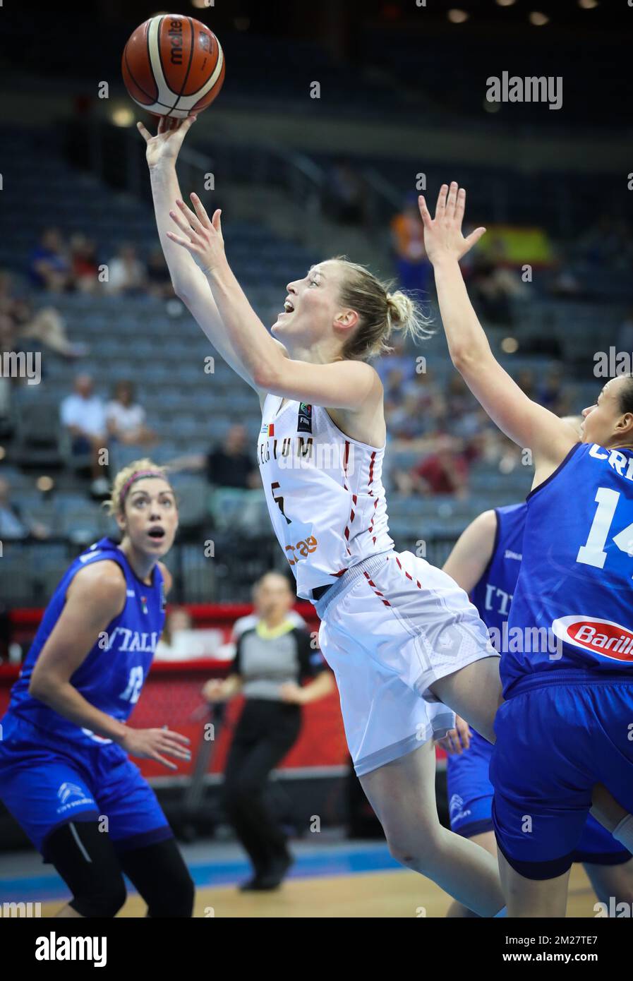 Les Cats belges Kim Mestdagh et Martina Crippa en Italie se battent pour le bal lors d'un match de quart de finale entre l'équipe nationale belge de basket 'les Cats Belges' et l'Italie à la FIBA Eurobasket Women 2017, jeudi 22 juin 2017, à Prague, République tchèque. BELGA PHOTO VIRGINIE LEFOUR Banque D'Images