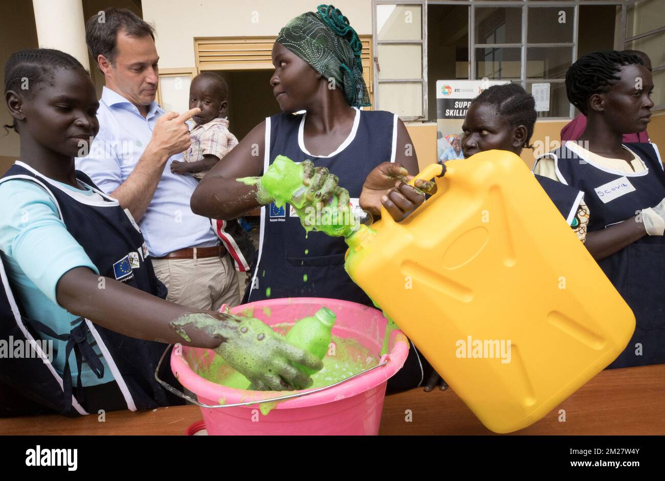 Vice-Premier ministre et ministre du développement de la coopération, de l'Agenda numérique, des télécommunications et des services postaux Alexander de Croo, en photo lors d'une visite aux activités de Caritas dans le camp de réfugiés bidi bidi, près de Yumbe, en Ouganda, Au cours d'une mission humanitaire avec le Vice-Premier Ministre et Ministre de l'aide au développement de Croo du 19 au 23 juin, jeudi 22 juin 2017. BELGA PHOTO BENOIT DOPPAGNE Banque D'Images