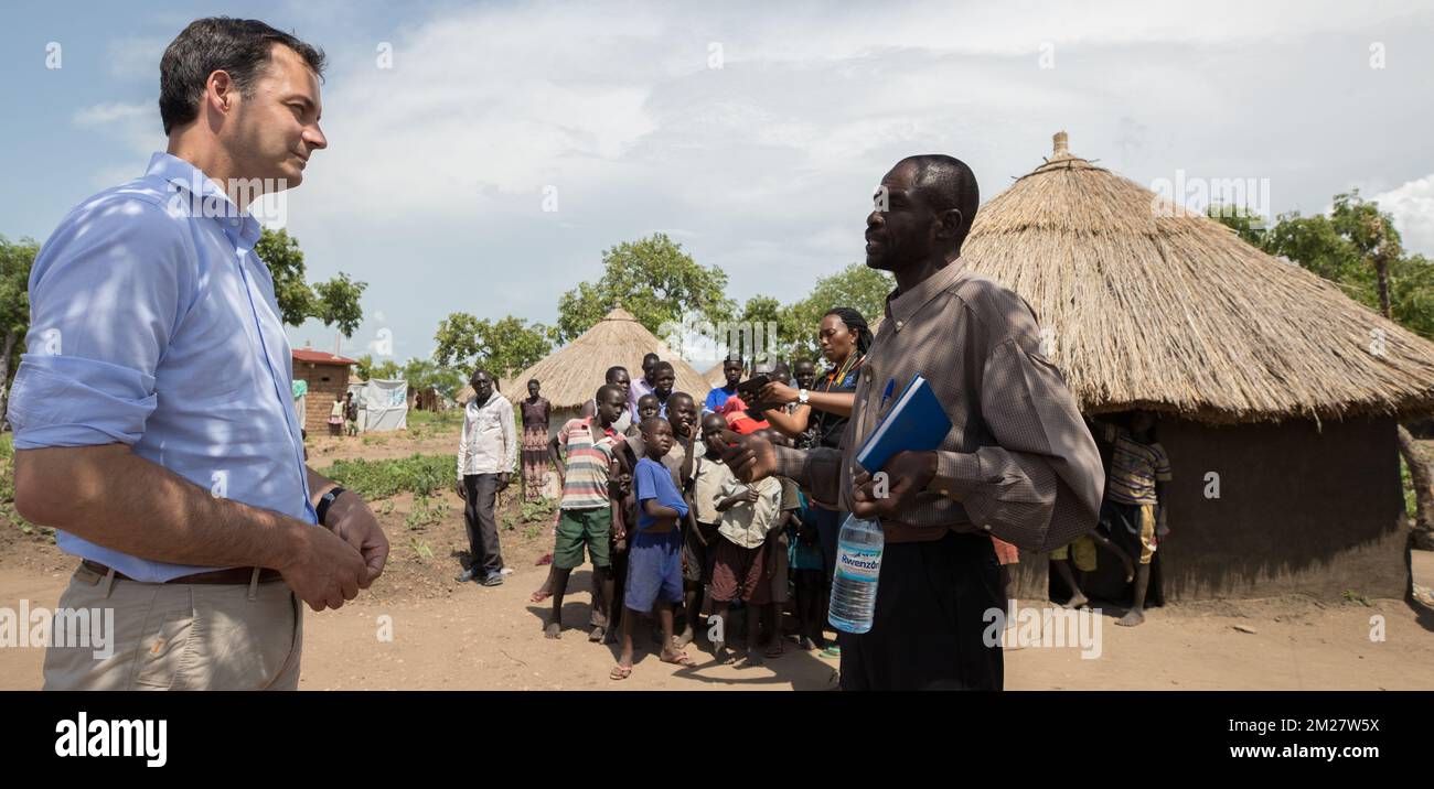 Vice-Premier ministre et ministre de la coopération au développement, de l'Agenda numérique, des télécommunications et des services postaux Alexander de Croo, photographié lors d'une visite au camp de réfugiés bidi, près de Yumbe, Ouganda, au cours d'une mission humanitaire avec le vice-premier ministre et ministre de l'aide au développement de Croo du 19 au 23 juin, Jeudi 22 juin 2017. BELGA PHOTO BENOIT DOPPAGNE Banque D'Images