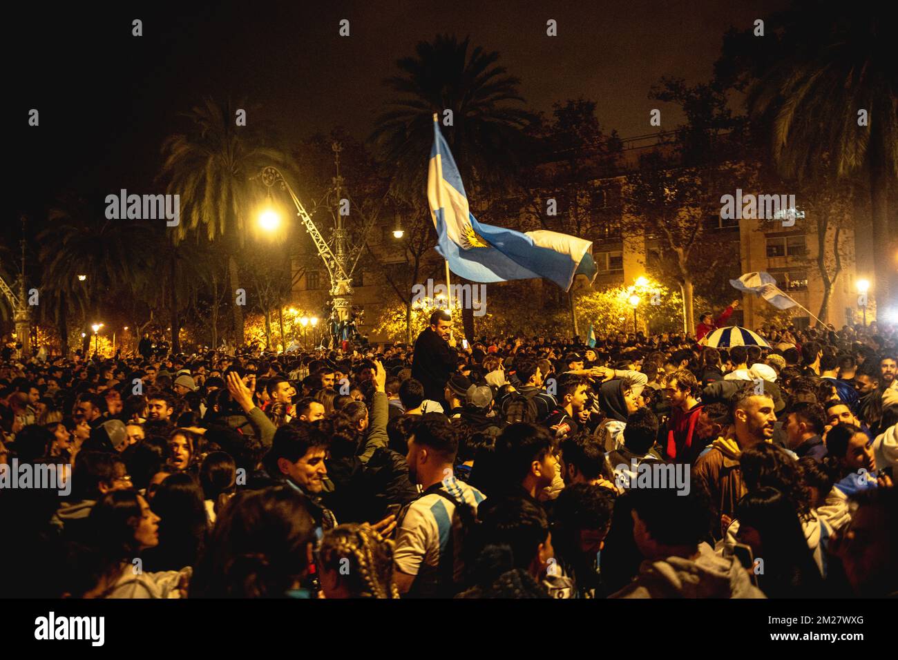 Barcelone, Espagne. 13th décembre 2022. Les fans argentins de football célèbrent leur équipe après la coupe du monde de la FIFA 2022, demi-finale de l'againstCroatia. L'Argentine remporte le premier billet final avec une victoire claire de 3:0. Credit: Matthias Oesterle/Alamy Live News Banque D'Images