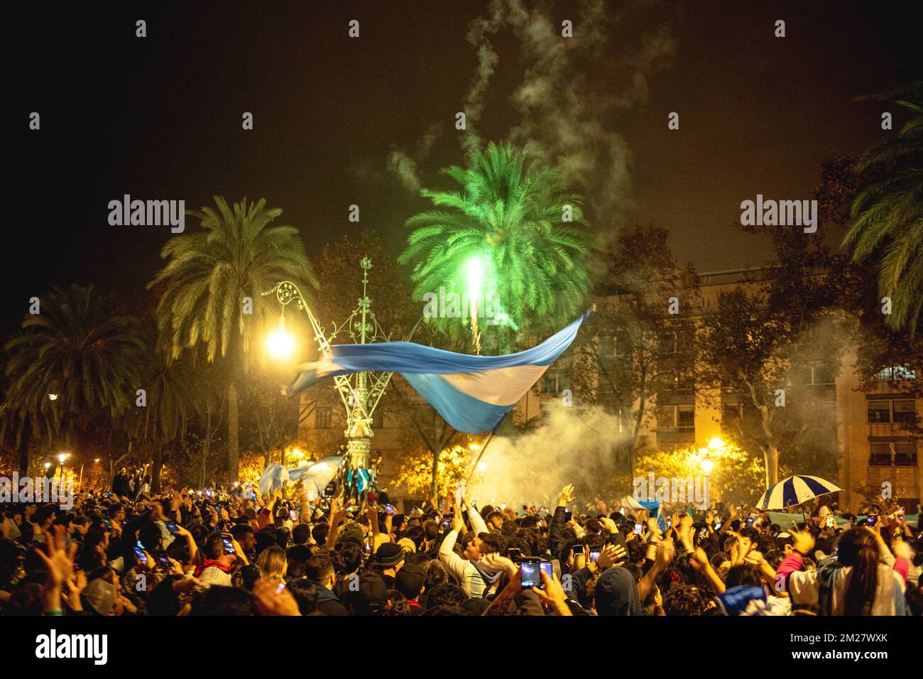 Barcelone, Espagne. 13th décembre 2022. Les fans argentins de football célèbrent leur équipe après la coupe du monde de la FIFA 2022, demi-finale de l'againstCroatia. L'Argentine remporte le premier billet final avec une victoire claire de 3:0. Credit: Matthias Oesterle/Alamy Live News Banque D'Images