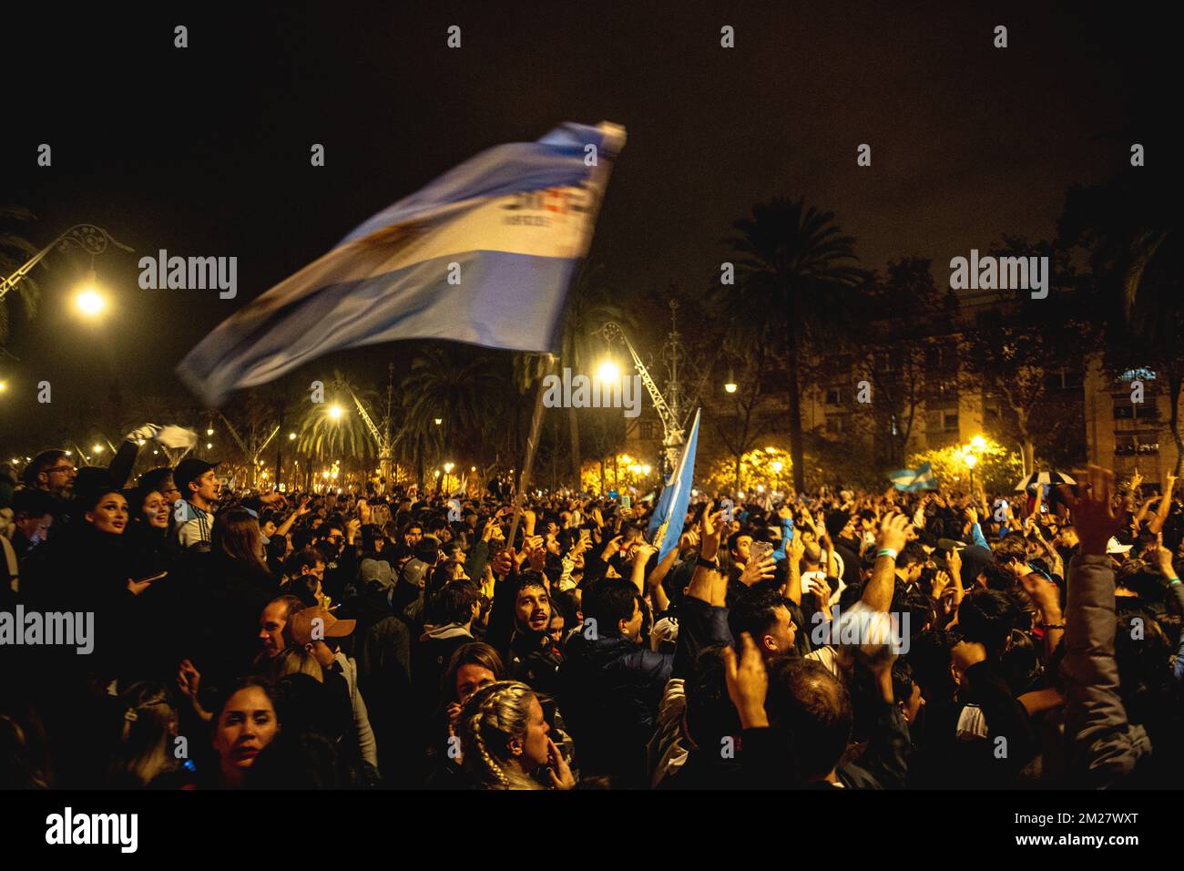Barcelone, Espagne. 13th décembre 2022. Les fans argentins de football célèbrent leur équipe après la coupe du monde de la FIFA 2022, demi-finale de l'againstCroatia. L'Argentine remporte le premier billet final avec une victoire claire de 3:0. Credit: Matthias Oesterle/Alamy Live News Banque D'Images