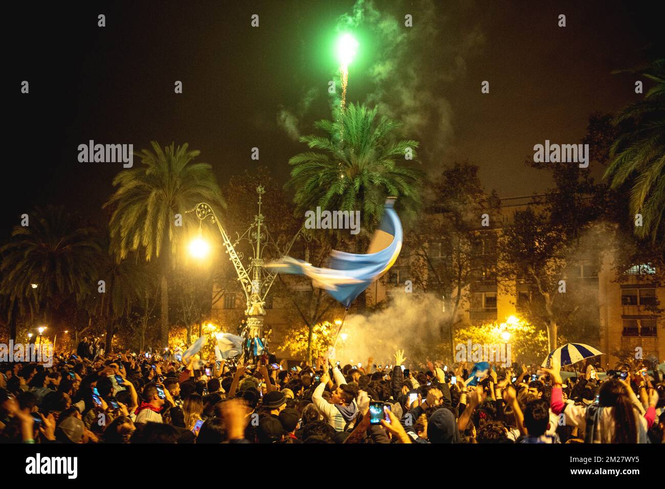 Barcelone, Espagne. 13th décembre 2022. Les fans argentins de football célèbrent leur équipe après la coupe du monde de la FIFA 2022, demi-finale de l'againstCroatia. L'Argentine remporte le premier billet final avec une victoire claire de 3:0. Credit: Matthias Oesterle/Alamy Live News Banque D'Images