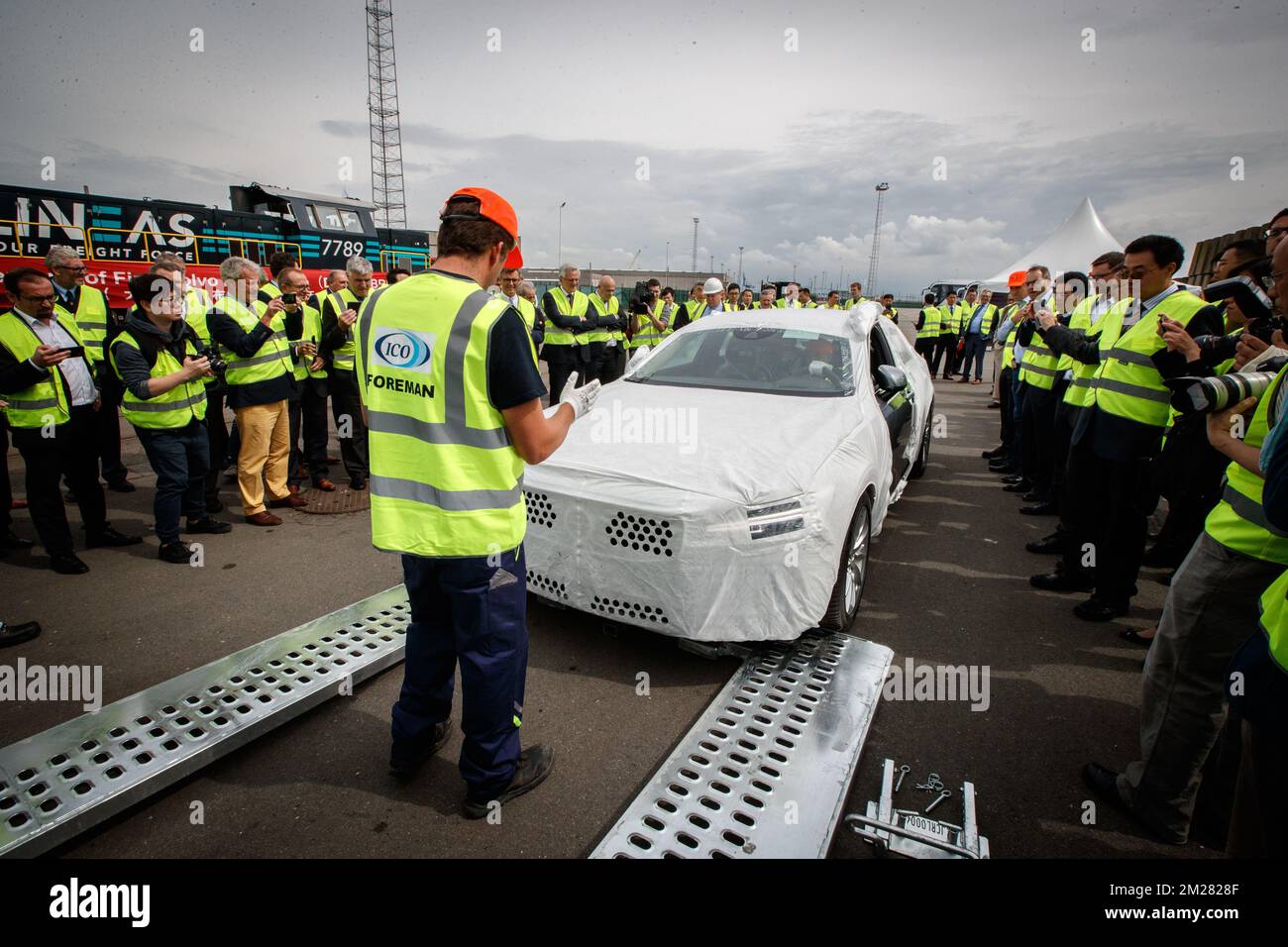 L'illustration montre l'arrivée des premiers wagons de marchandises de la route de transport ferroviaire de 'Nouvelle route de la soie' à Zeebrugge, vendredi 30 juin 2017. La route de Daqing, en Chine, à Zeebrugge dure environ vingt jours, elle traverse la Biélorussie, la Pologne et l'Allemagne. BELGA PHOTO KURT DESPLENTER Banque D'Images