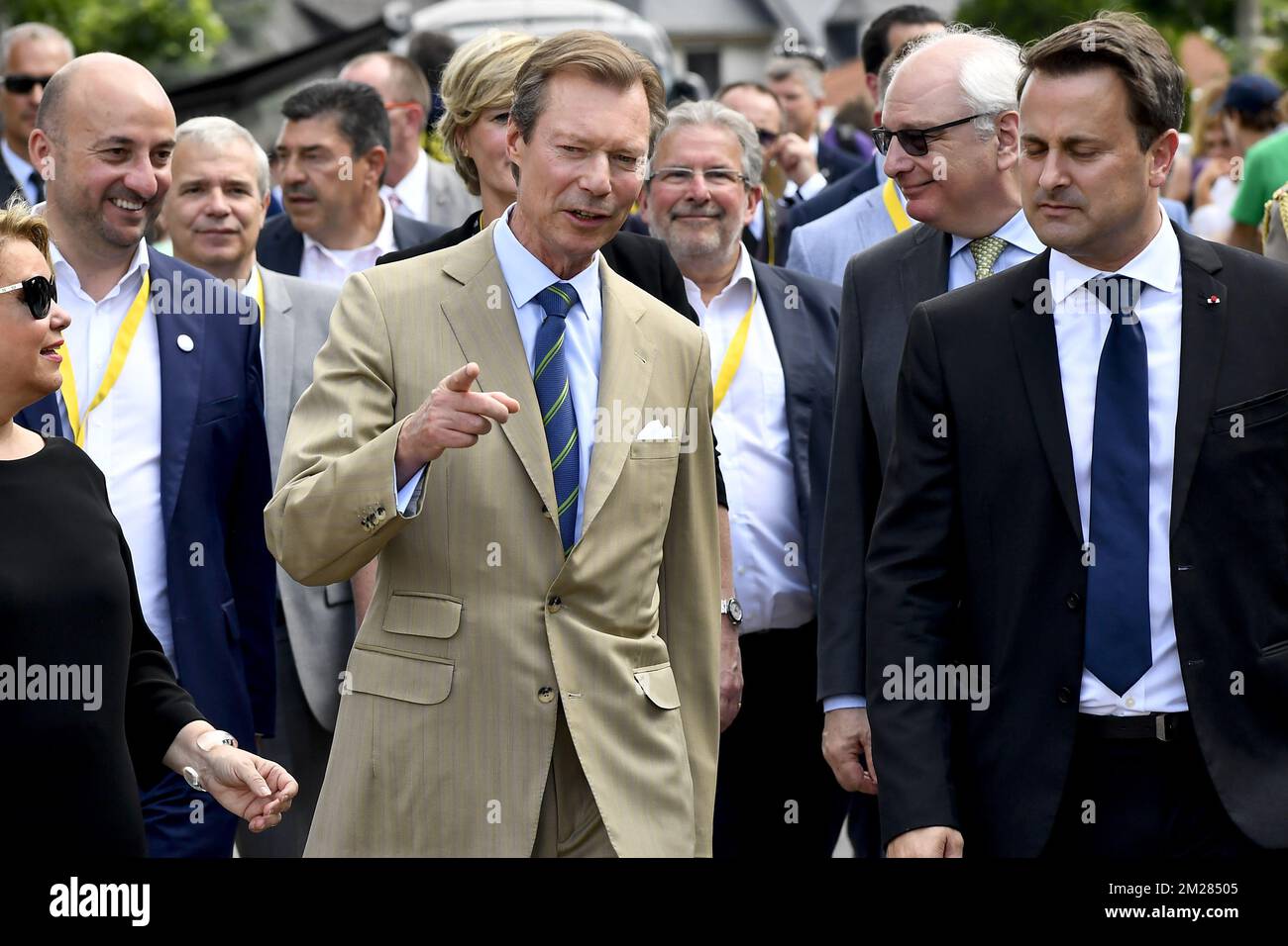 Le Grand-Duc Henri de Luxembourg et le Premier ministre luxembourgeois Xavier Bettel photographiés avant le départ de la quatrième étape de l'édition 104th de la course cycliste Tour de France, à 207,5 km de Mondorf-les-bains, Luxembourg, à Vittel, France, le mardi 04 juillet 2017. Le Tour de France de cette année a lieu du 1er juillet à 23 juillet. BELGA PHOTO DIRK WAEM Banque D'Images