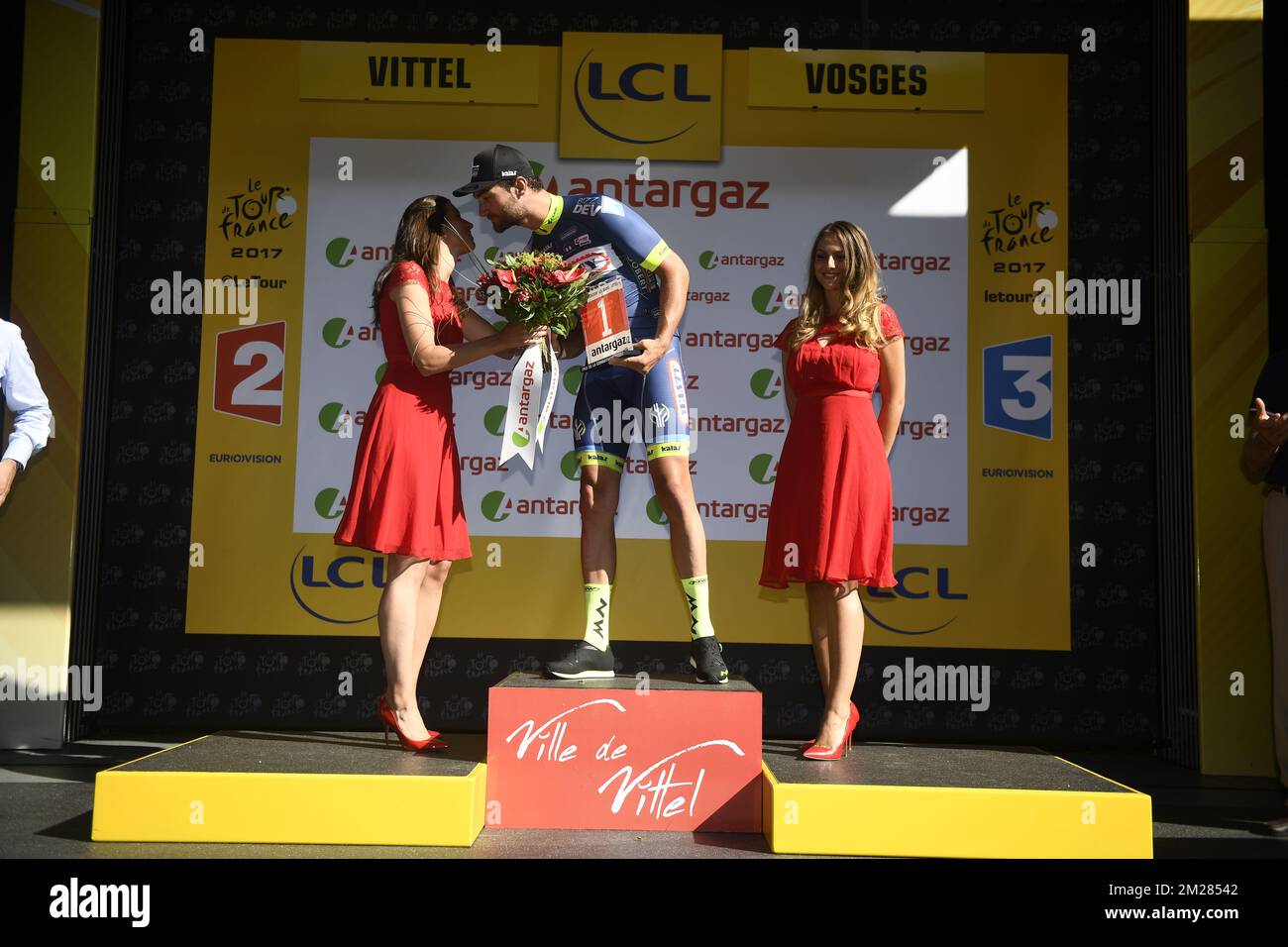 Belge Guillaume Van Keirsbulck de Wanty - Groupe Gobert au prix du cavalier le plus agressif, célèbre sur le podium de la quatrième étape de l'édition 104th de la course cycliste Tour de France, à 207,5 km de Mondorf-les-bains, Luxembourg, à Vittel, France, le mardi 04 juillet 2017. Le Tour de France de cette année a lieu du 1er juillet à 23 juillet. BELGA PHOTO YORICK JANSENS Banque D'Images