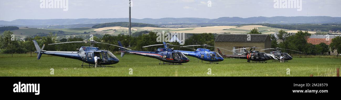 L'illustration montre les hélicoptères VIP au cours de la quatrième étape de l'édition 104th de la course cycliste Tour de France, à 207,5 km de Mondorf-les-bains, Luxembourg, à Vittel, France, le mardi 04 juillet 2017. Le Tour de France de cette année a lieu du 1er juillet à 23 juillet. BELGA PHOTO YORICK JANSENS Banque D'Images