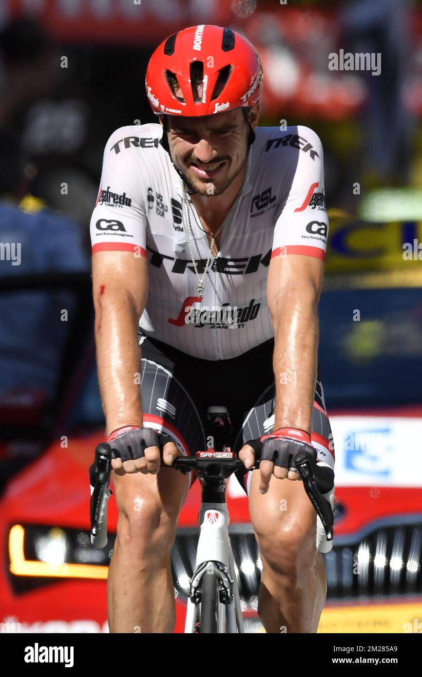 Allemand John Degenkolb de Trek-Segafredo, photographié blessé après une chute lors de la quatrième étape de l'édition 104th de la course cycliste Tour de France, à 207,5 km de Mondorf-les-bains, Luxembourg, à Vittel, France, le mardi 04 juillet 2017. Le Tour de France de cette année a lieu du 1er juillet à 23 juillet. BELGA PHOTO DIRK WAEM Banque D'Images