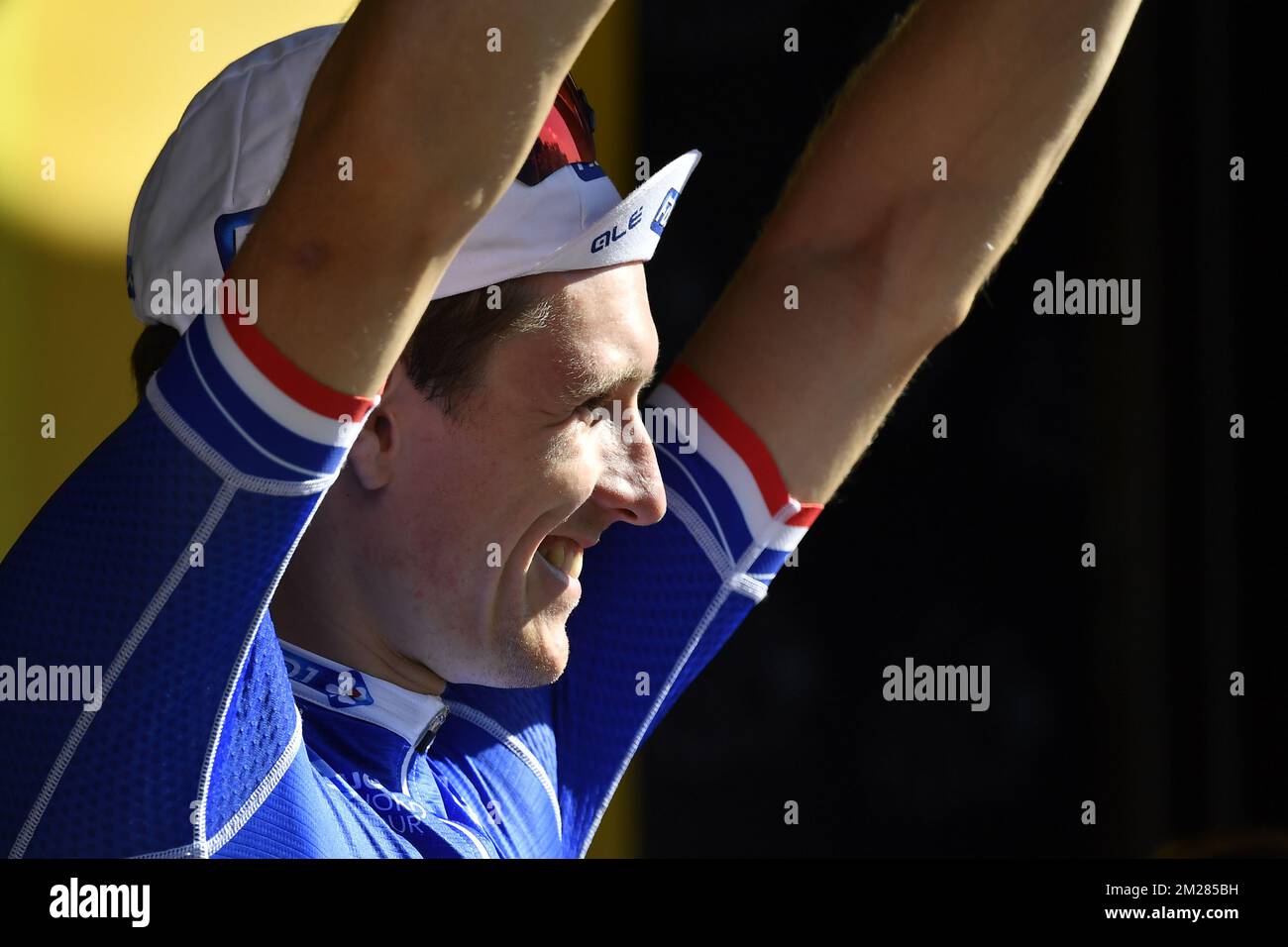 Français Arnaud Demare de FDJ fête sur le podium après avoir remporté la quatrième étape de l'édition 104th de la course cycliste Tour de France, à 207,5 km de Mondorf-les-bains, Luxembourg, à Vittel, France, le mardi 04 juillet 2017. Le Tour de France de cette année a lieu du 1er juillet à 23 juillet. BELGA PHOTO DIRK WAEM Banque D'Images