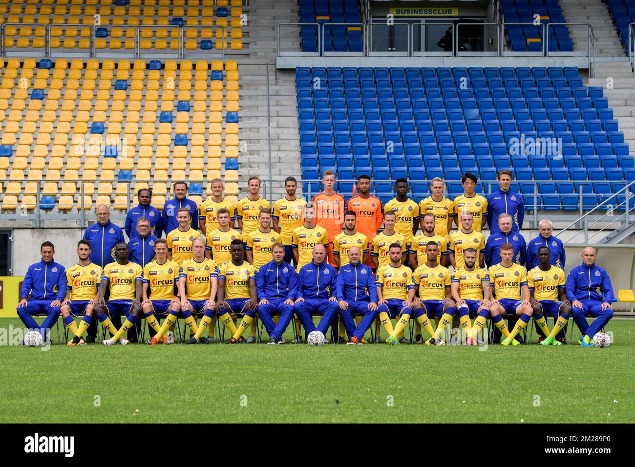 (Haut de la page); le docteur Raja de Beer de Waasland-Beveren; le docteur Frank de Winter de Waasland-Beveren; 20 Aaron Dhondt de Waasland-Beveren; 32 Olivier Myny de Waasland-Beveren; 11 Alessandro Cerigioni de Waasland-Beveren; 98 le gardien de Waasland-Beveren; 18 Jasia Mangen-Beveren de Waasland; 22 Jasia-Jansen; Waasland de Waasland-Jansonka; 27 Waasland de Waasland-Wervy de Waasland;; Waasland-Jansen, Waasland de Waasland-Beveren, Waasland-Jansen; Waasland de Waasland, Waasland- La kine Thomas de Jonghe de Waasland Beveren;(centre L-R); Rudi de Bruycker, délégué de Waasland-Beveren; Marc Delaruelle, aidant de Waasland-Beveren; 03 Niels de Schutter de Waasland-Beveren; Wa Banque D'Images