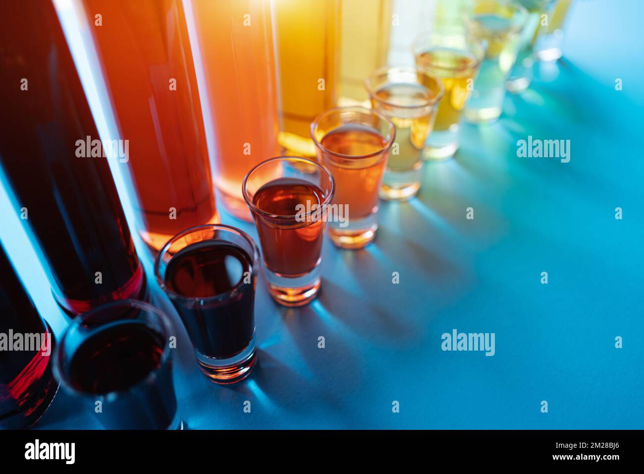 collection de teinture d'alcool de couleur ou de liqueur avec verre à liqueur et bouteilles Banque D'Images