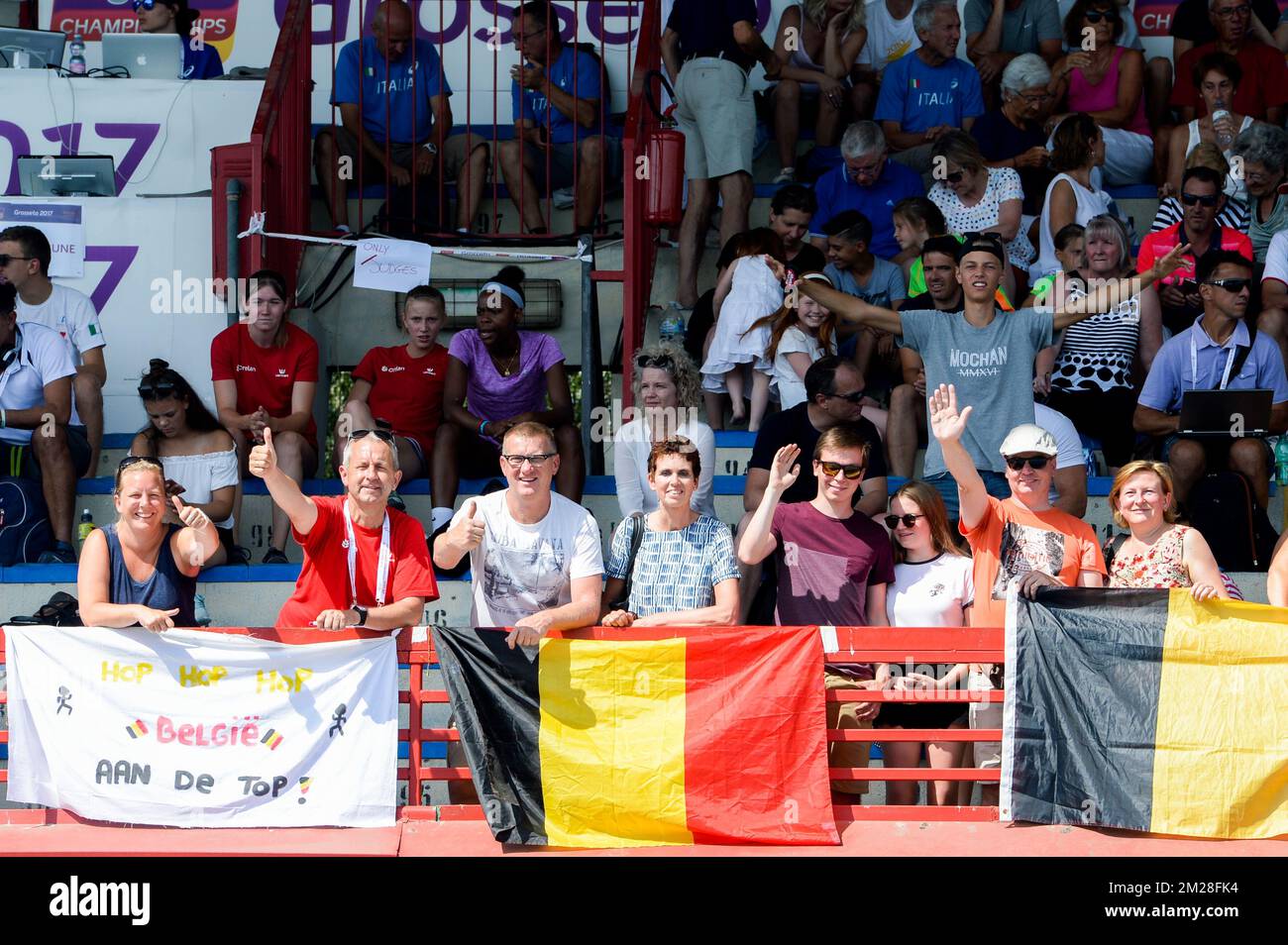 Belgique fans photographiés pendant le deuxième jour des Championnats d'Europe d'athlétisme U20, à Grosseto, Italie, vendredi 21 juillet 2017. Cette année, les championnats biannuels pour les athlètes de 19 ans ou moins ont lieu du 20 au 23 juillet. BELGA PHOTO JASPER JACOBS Banque D'Images