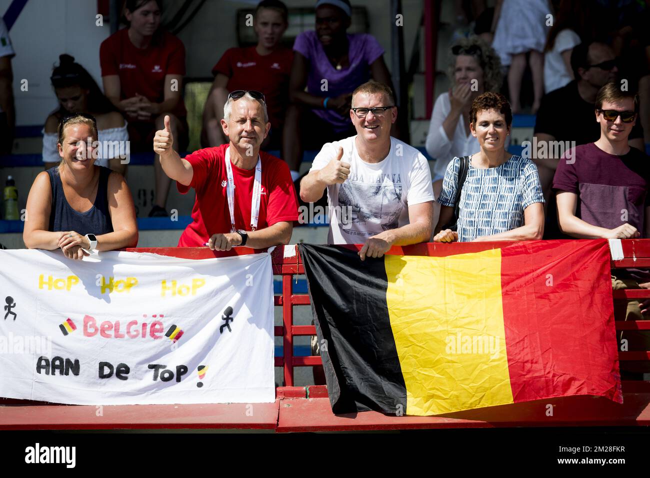 Belgique fans photographiés pendant le deuxième jour des Championnats d'Europe d'athlétisme U20, à Grosseto, Italie, vendredi 21 juillet 2017. Cette année, les championnats biannuels pour les athlètes de 19 ans ou moins ont lieu du 20 au 23 juillet. BELGA PHOTO JASPER JACOBS Banque D'Images