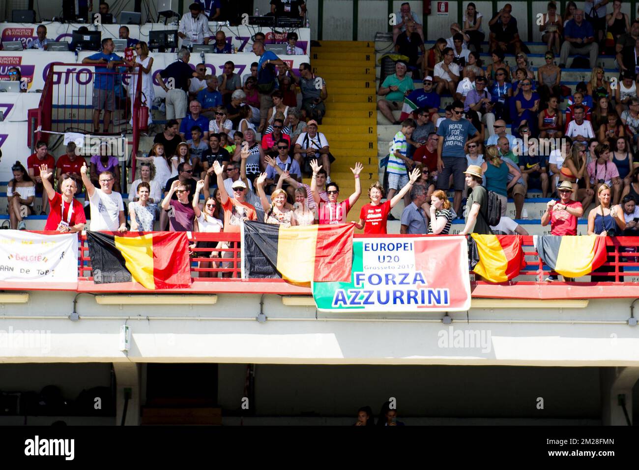 Belgique fans photographiés pendant le deuxième jour des Championnats d'Europe d'athlétisme U20, à Grosseto, Italie, vendredi 21 juillet 2017. Cette année, les championnats biannuels pour les athlètes de 19 ans ou moins ont lieu du 20 au 23 juillet. BELGA PHOTO JASPER JACOBS Banque D'Images