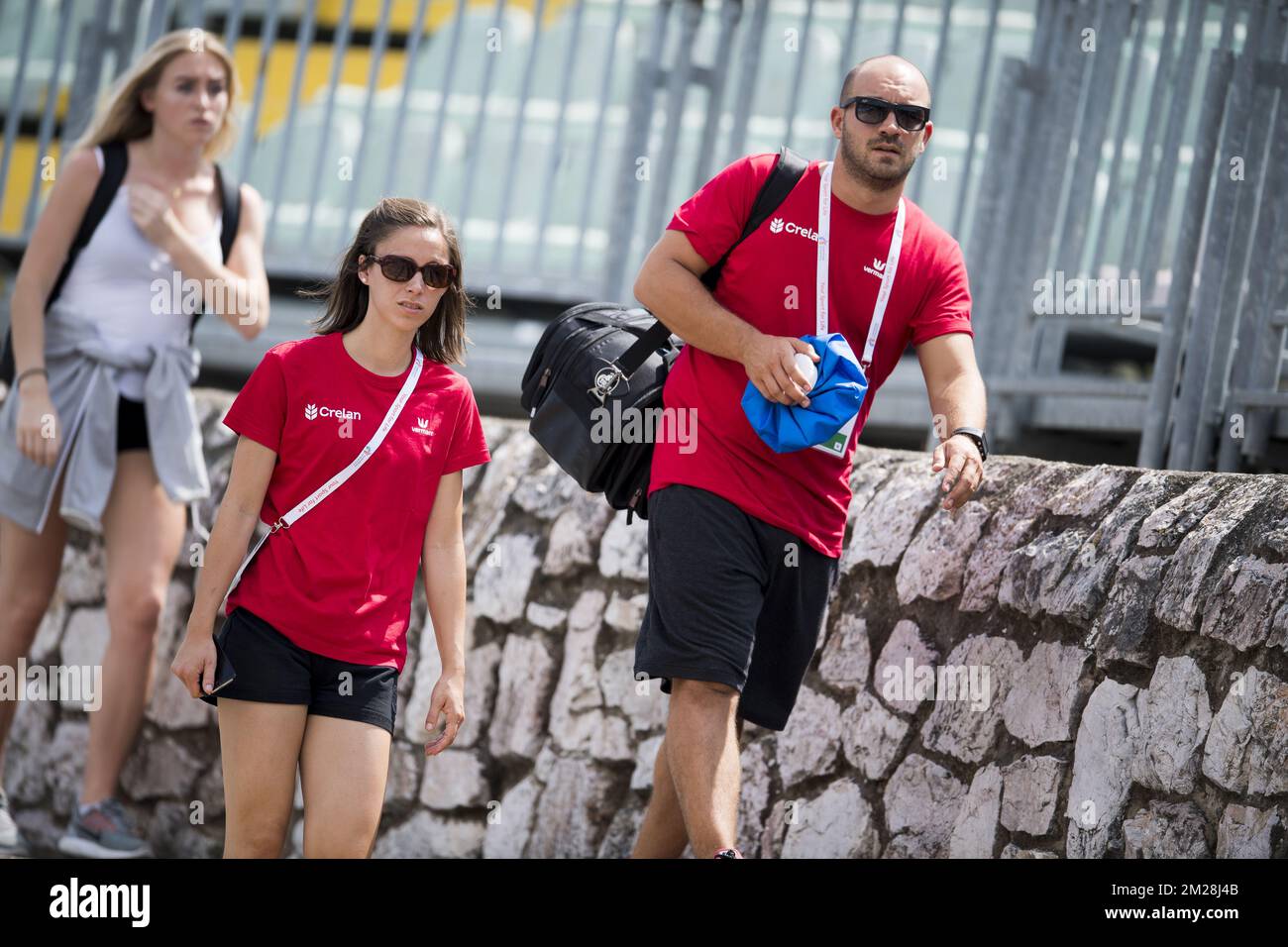 Le physiothérapeute Nele Lievens et Julien Scheuer photographiés pendant le quatrième jour des Championnats d'Europe d'athlétisme U20, à Grosseto, en Italie, le dimanche 23 juillet 2017. Cette année, les championnats biannuels pour les athlètes de 19 ans ou moins ont lieu du 20 au 23 juillet. BELGA PHOTO JASPER JACOBS Banque D'Images