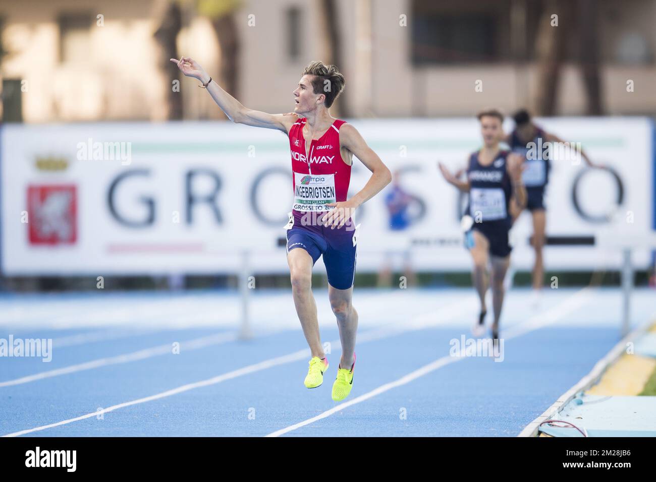 Jakob Ingebrigtsen célèbre après avoir remporté le 3000m steeple masculin le quatrième jour des Championnats d'Europe d'athlétisme U20, à Grosseto, en Italie, le dimanche 23 juillet 2017. Cette année, les championnats biannuels pour les athlètes de 19 ans ou moins ont lieu du 20 au 23 juillet. BELGA PHOTO JASPER JACOBS Banque D'Images