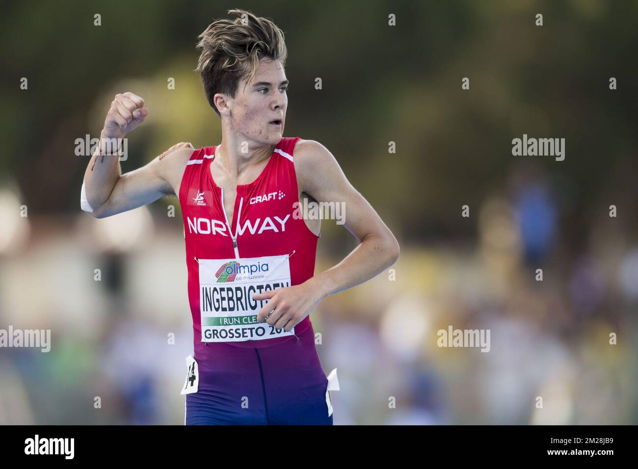 Jakob Ingebrigtsen célèbre après avoir remporté le 3000m steeple masculin le quatrième jour des Championnats d'Europe d'athlétisme U20, à Grosseto, en Italie, le dimanche 23 juillet 2017. Cette année, les championnats biannuels pour les athlètes de 19 ans ou moins ont lieu du 20 au 23 juillet. BELGA PHOTO JASPER JACOBS Banque D'Images