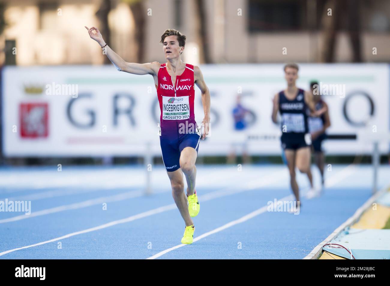 Jakob Ingebrigtsen célèbre après avoir remporté le 3000m steeple masculin le quatrième jour des Championnats d'Europe d'athlétisme U20, à Grosseto, en Italie, le dimanche 23 juillet 2017. Cette année, les championnats biannuels pour les athlètes de 19 ans ou moins ont lieu du 20 au 23 juillet. BELGA PHOTO JASPER JACOBS Banque D'Images