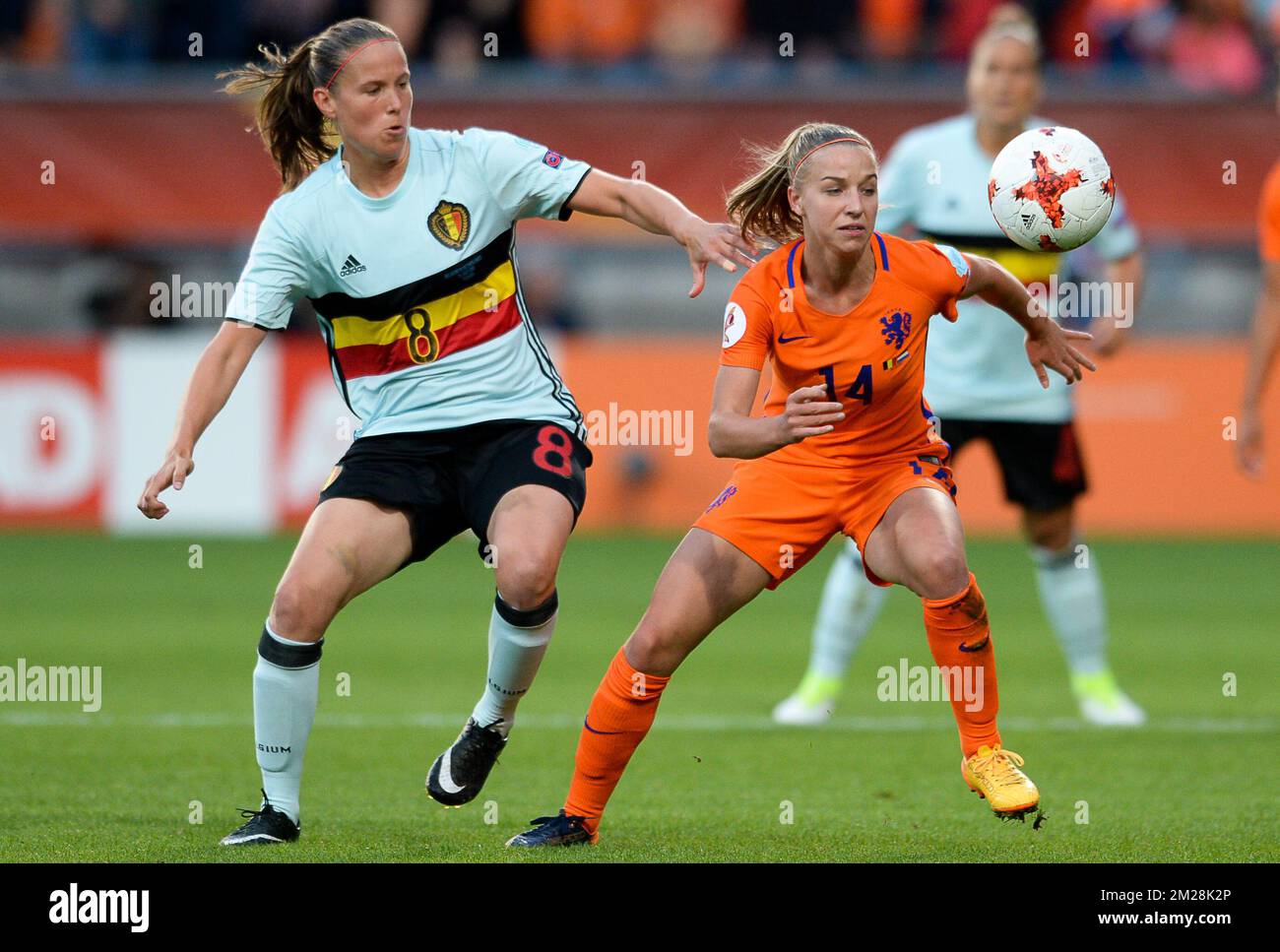 Lenie Onzia en Belgique et Jackie Groenen en néerlandais photographiés en  action lors d'un match de football entre l'équipe nationale belge de football  féminin Red Flames et les pays-Bas, troisième match du