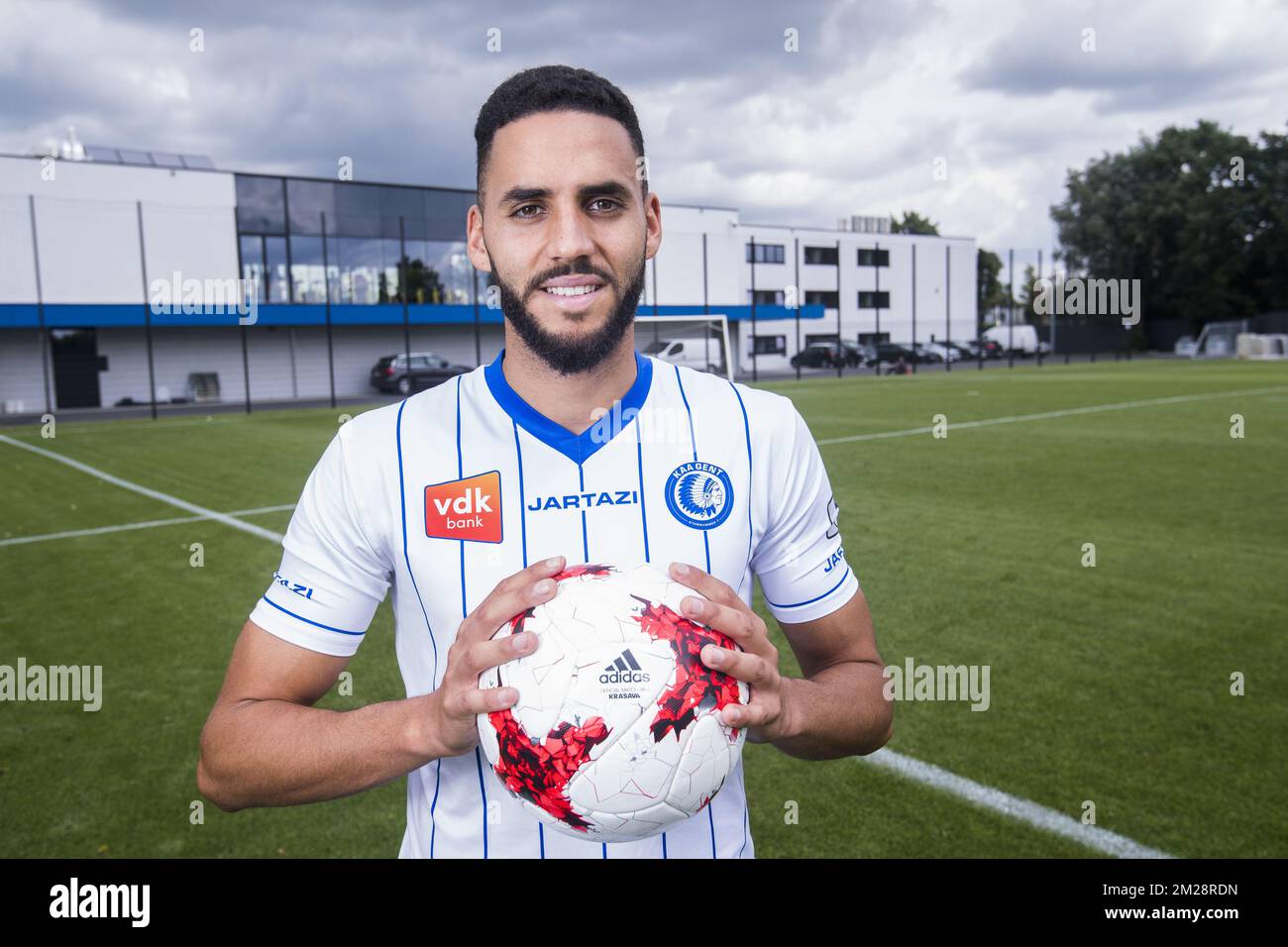 Le nouveau joueur de Gent Dylan Bronn pose pour le photographe lors de la présentation du dernier transfert du club de Jupiler Pro League KAA Gent, joueur Tunésien-français Dylan Bronn, lundi 31 juillet 2017, à Oostakker, Gand. BELGA PHOTO LAURIE DIEFFEMBACQ Banque D'Images