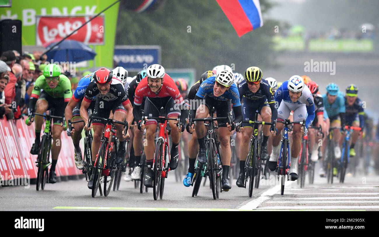 Slovène Marko Kump des Émirats Arabes Unis Abu Dhabi, Belge Edward Thesuns de Trek-Segafredo et Belge Tim Merlier de Willems de Veranda - Crelan sprint pour la fin de la quatrième étape de la tournée de BinckBank en Belgique et aux pays-Bas, à 154,2 km de et à Lanaken, Belgique, jeudi 10 août 2017. BELGA PHOTO DAVID STOCKMAN Banque D'Images