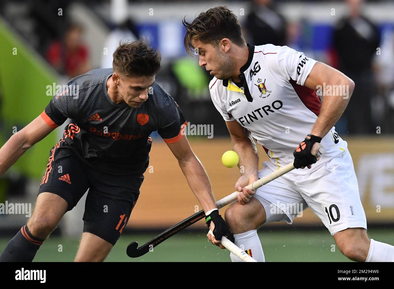 Sander de Wijn néerlandais et Cedric Charlier de Belgique photographiés en action lors d'un match de hockey entre les pays-Bas et les Lions rouges de Belgique, dans le pool A de l'étape de groupe du tournoi masculin des championnats de hockey Rabo Euro 2017, dimanche 20 août 2017 à Amsterdam, aux pays-Bas. BELGA PHOTO DIRK WAEM Banque D'Images