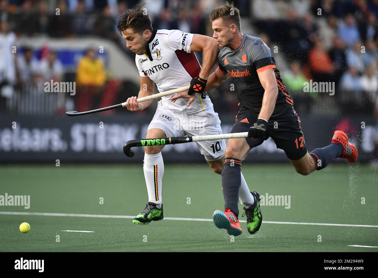 Cedric Charlier de Belgique et Sander de Wijn hollandais photographiés en action lors d'un match de hockey entre les pays-Bas et les Lions rouges de Belgique, dans le pool A de la phase de groupe du tournoi masculin des championnats de hockey Rabo Euro 2017, dimanche 20 août 2017 à Amsterdam, aux pays-Bas. BELGA PHOTO DIRK WAEM Banque D'Images
