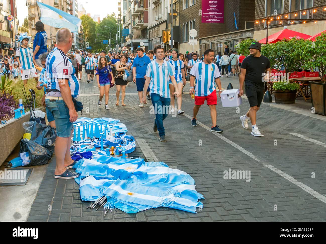 Street vendor sur Corrientes Avenue, Buenos Aires, Argentine vend des drapeaux argentins, des maillots d'équipe et d'autres paraphénalia pendant la coupe du monde de la FIFA 2022 Banque D'Images