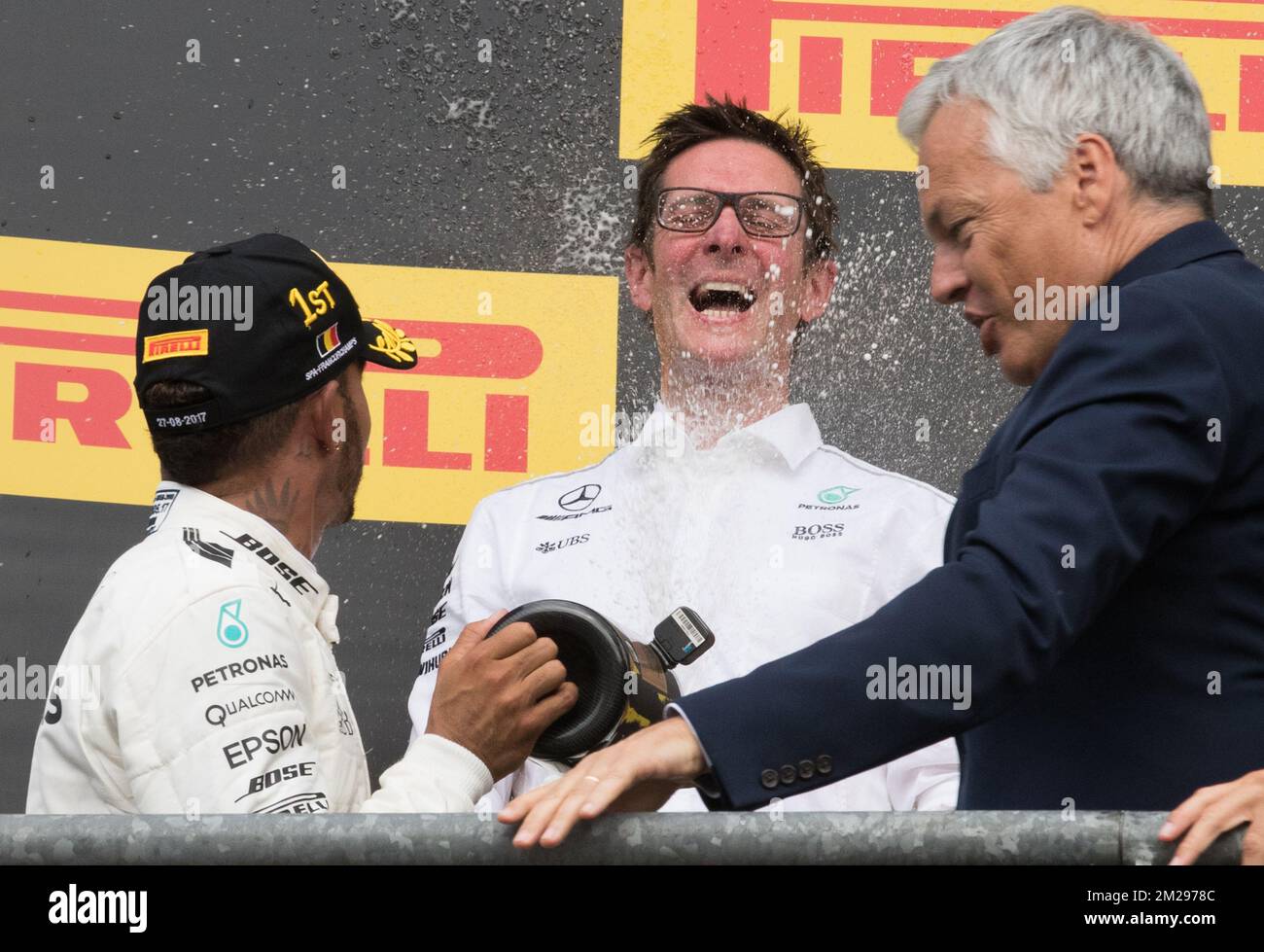 Lewis Hamilton, pilote britannique de Mercedes, et Andy Cowell, directeur général de Mercedes AMG, célèbrent sur le podium avec le ministre des Affaires étrangères Didier Reynders après avoir remporté le Grand Prix de Belgique de Formule 1 de Spa-Francorchamps, à Spa-Francorchamps, le dimanche 27 août 2017. BELGA PHOTO BENOIT DOPPAGNE Banque D'Images