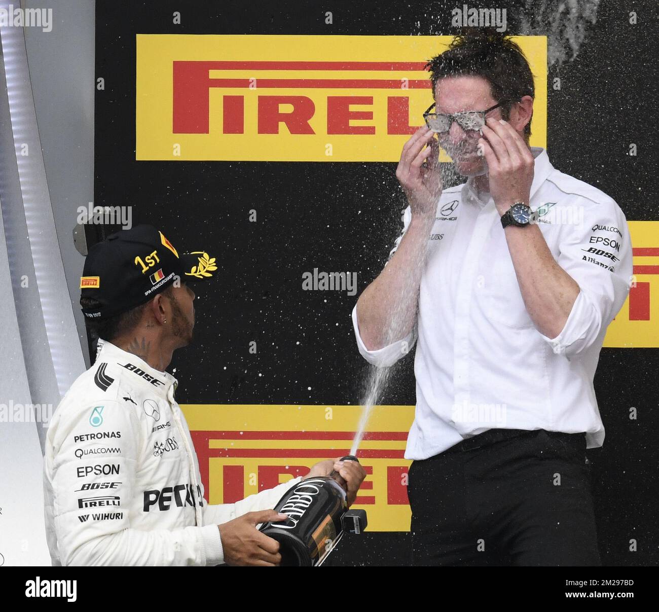 Lewis Hamilton, pilote britannique de Mercedes, et Andy Cowell, directeur général de Mercedes AMG, célèbrent sur le podium après la course du Grand Prix de Formule 1 de Spa-Francorchamps, à Spa-Francorchamps, le dimanche 27 août 2017. BELGA PHOTO NICOLAS LAMBERT Banque D'Images