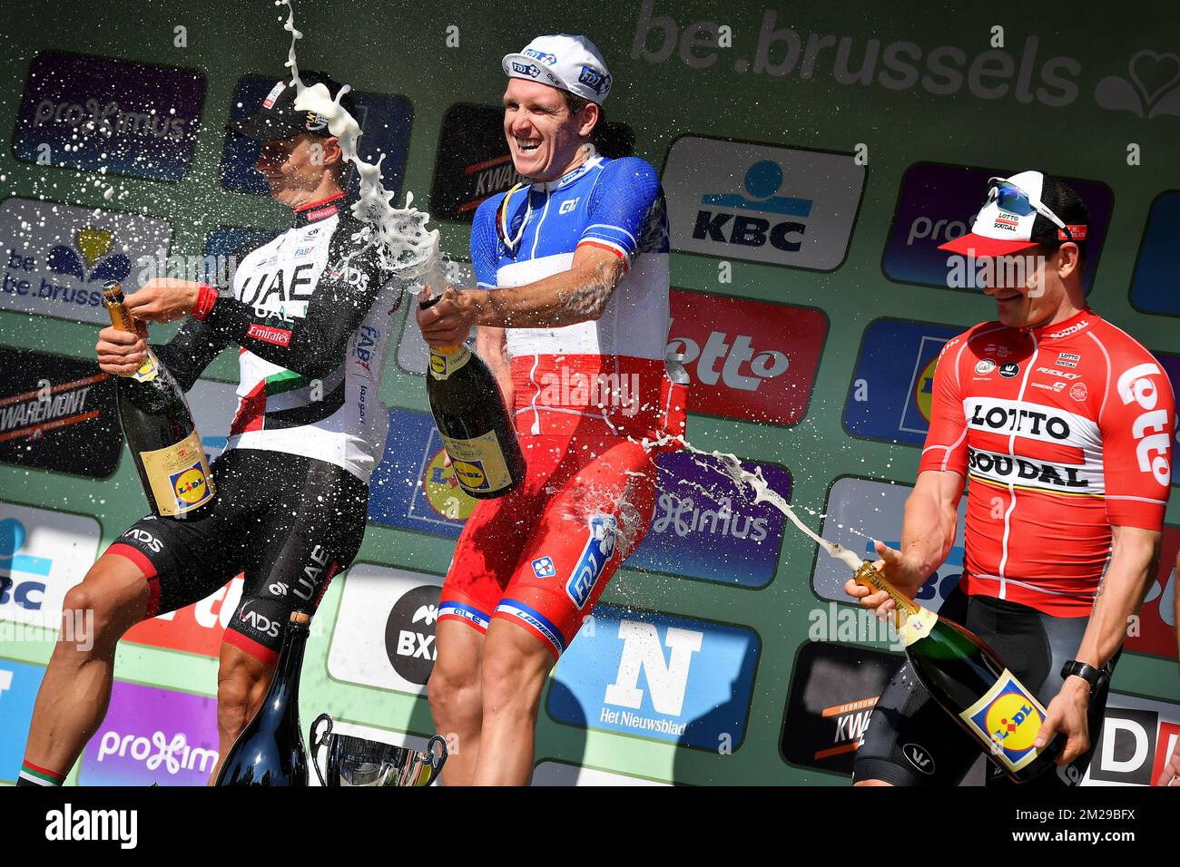 Le slovène Marko Kump des Émirats Arabes Unis Abu Dhabi, le français Arnaud Demare de FDJ et l'allemand André Greipel de Lotto Soudal célèbrent sur le podium avec du champagne après l'édition 5th de la course cycliste « Brussels Cycling Classic », à 201,3 km de et à Bruxelles, samedi 02 septembre 2017. BELGA PHOTO DAVID STOCKMAN Banque D'Images