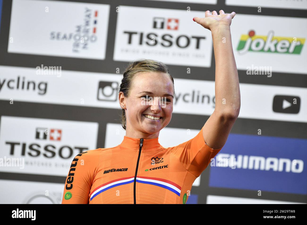 Chantal Blaak, néerlandaise, célèbre sur le podium après avoir remporté la course sur route féminine Elite aux Championnats du monde de cyclisme sur route UCI 2017 à Bergen, Norvège, le samedi 23 septembre 2017. BELGA PHOTO YORICK JANSENS Banque D'Images