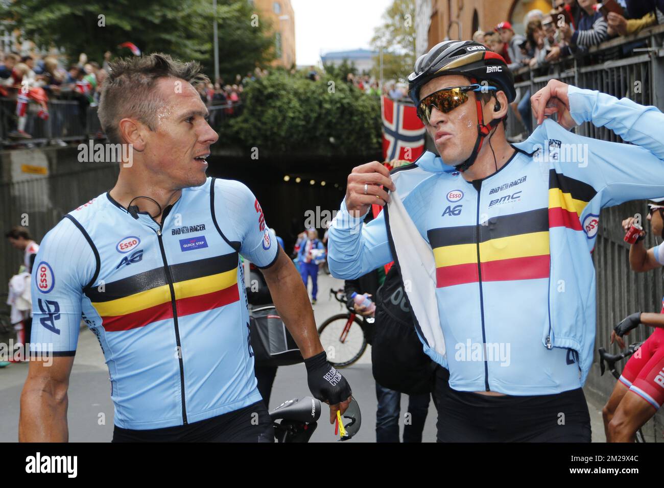 Belge GILBERT Philippe de Quickstep Floors et belge VAN AVERMAET Greg de BMC photographiés lors de la course sur route d'élite masculine aux Championnats du monde de cyclisme sur route UCI 2017 à Bergen, Norvège, dimanche 24 septembre 2017. BELGA PHOTO YUZURU SUNADA Banque D'Images