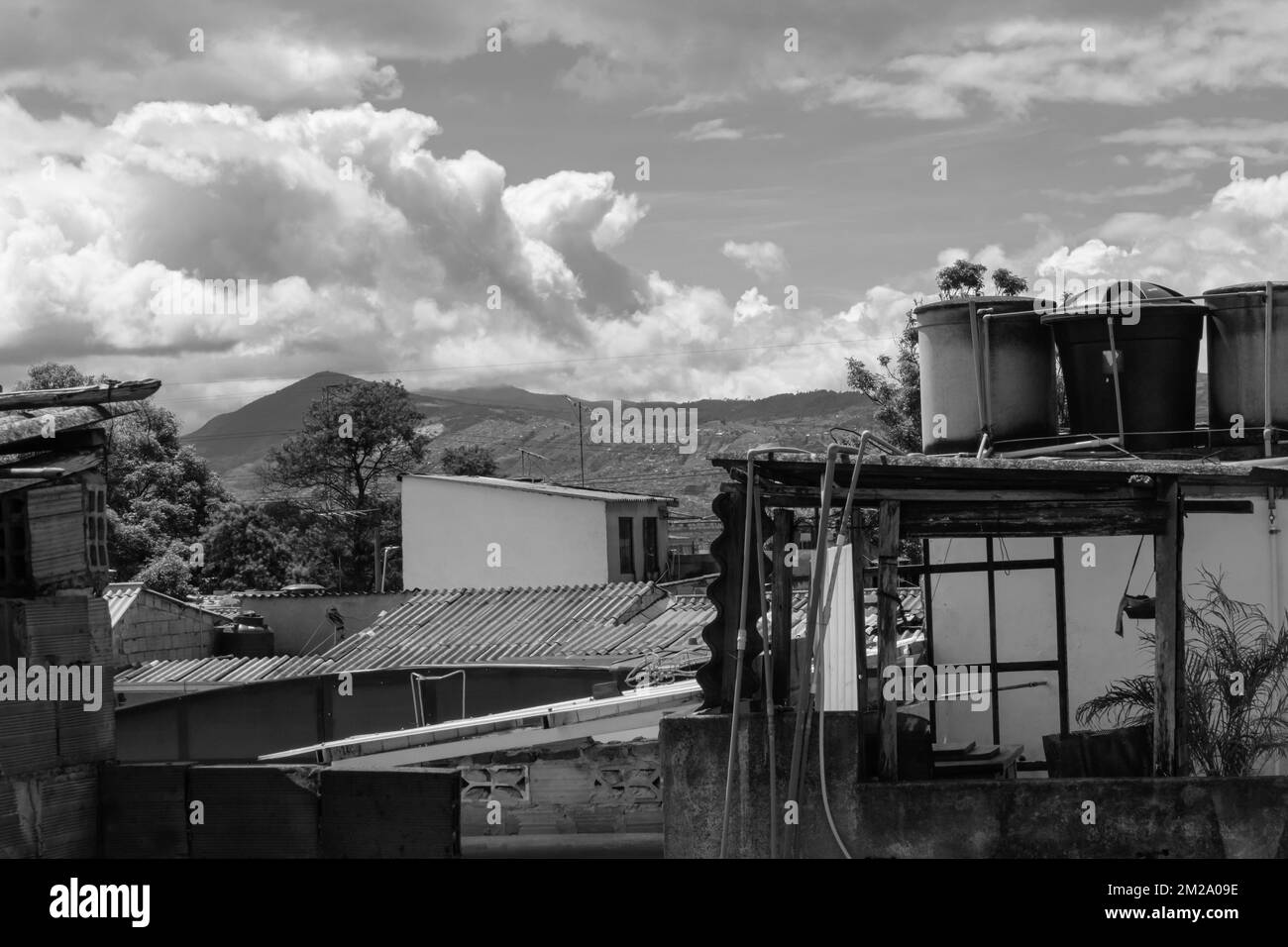 Vue sur le toit d'un quartier de banlieue pauvre à bogota, colombie. Photo en noir et blanc Banque D'Images