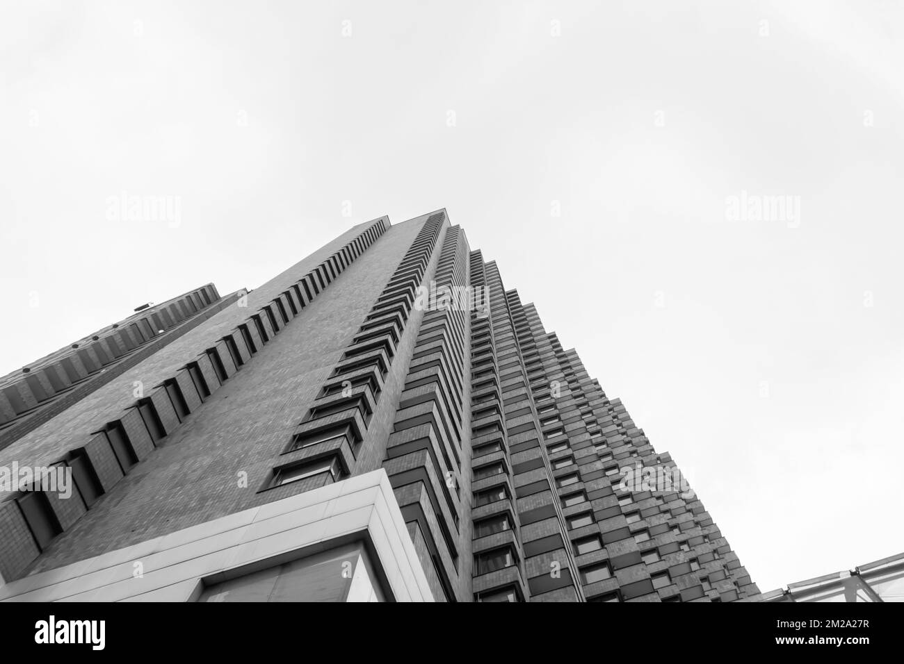 BOGOTA, COLOMBIE - photo en noir et blanc vue à angle bas d'un grand coin de bâtiment en brique symétrique avec ciel nuageux en arrière-plan. Architecture conce Banque D'Images