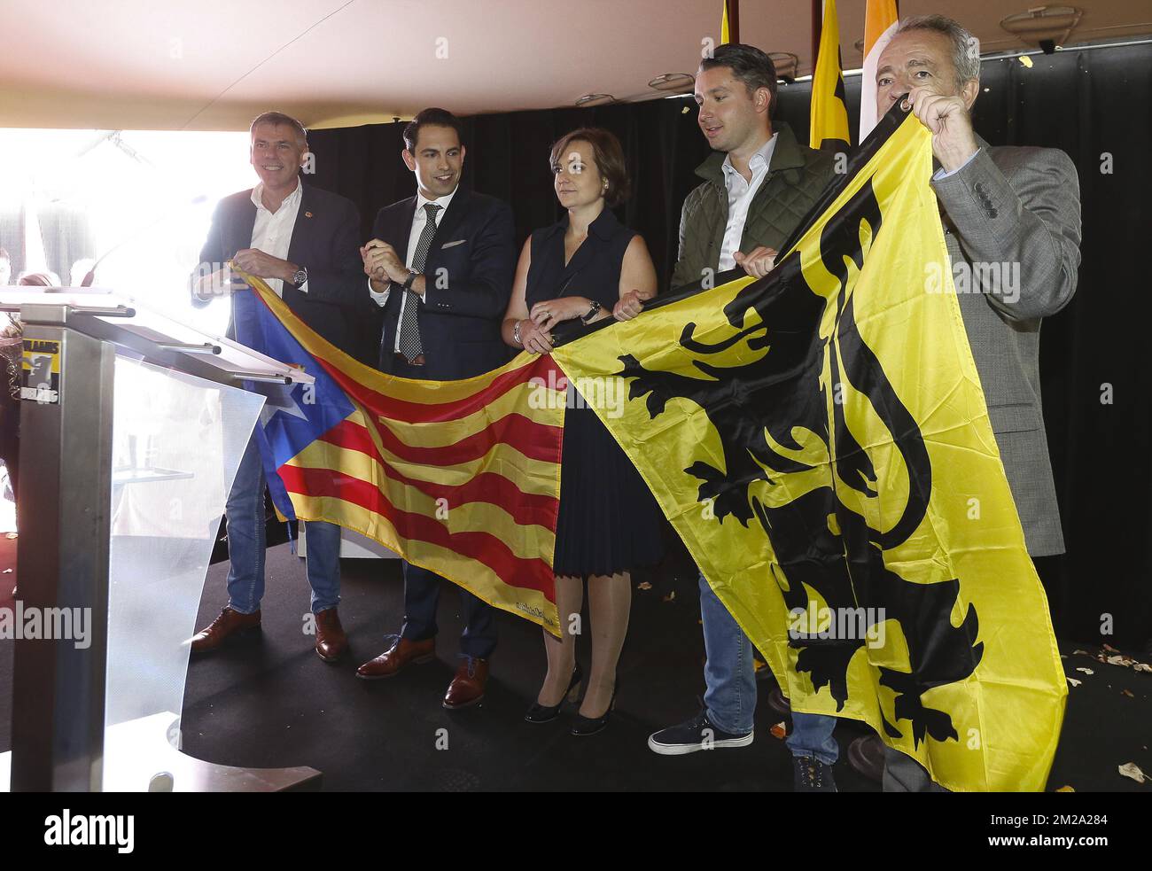 Filip Dewinter de Vlaams Belang, Tom Van Grieken, président de Vlaams Belang, Barbara pas de Vlaams Belang, Bart Claes et Gerolf Annemans posent avec un drapeau catalan et un drapeau du Lion flamand lors d'une célébration à l'occasion du 40th anniversaire du parti d'extrême droite flamand Vlaams Belang, le dimanche 01 octobre 2017, À Anvers. BELGA PHOTO NICOLAS MATERLINCK Banque D'Images