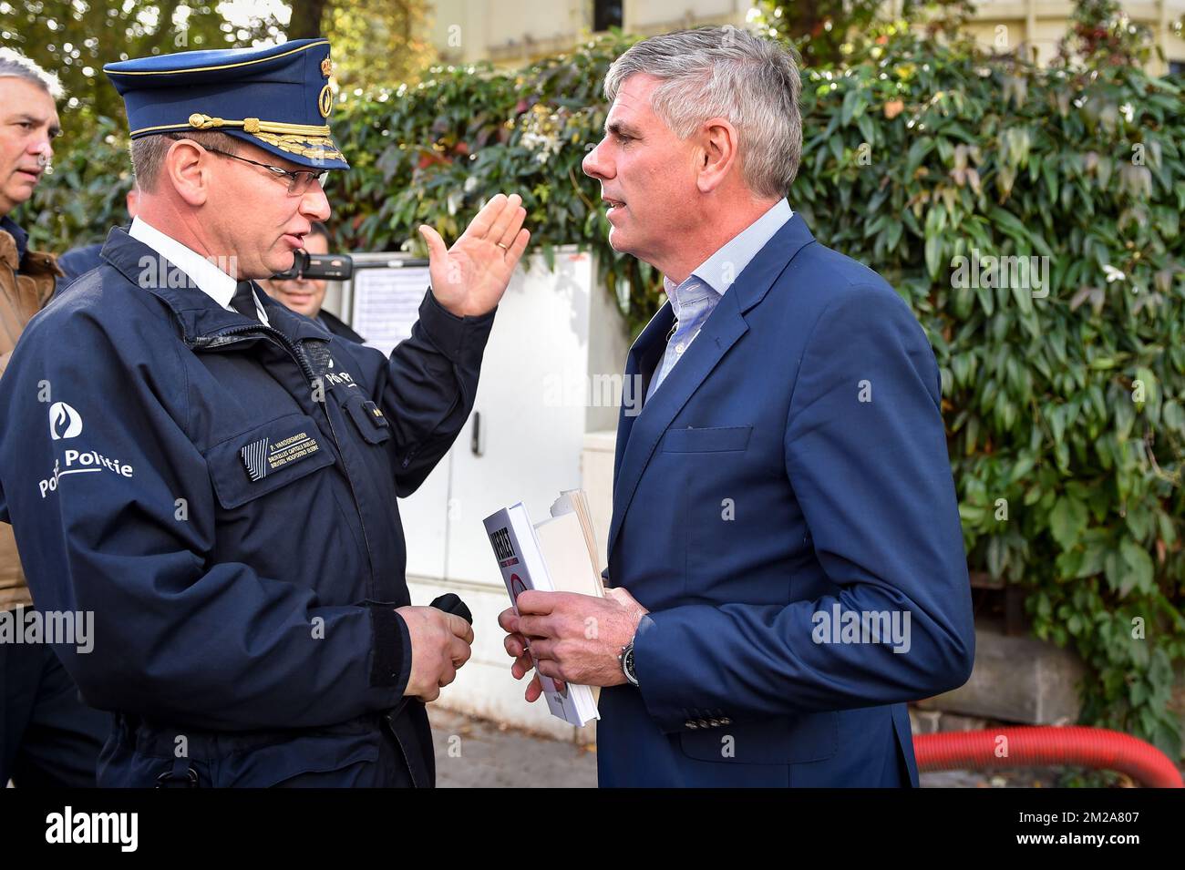 Le chef de la police de Bruxelles, Pierre Vandersmissen, s'entretient avec le Filip Dewinter de Vlaams Belang, en prévision d'une action de protestation du politicien d'extrême-droite belge, Dewinter, de Vlaams Belang, à la Grande Mosquée de Bruxelles, le jeudi 12 octobre 2017. Dewinter a annoncé qu'il « rip versets appelant à la haine » du Coran, créant ainsi un « Islam européen ». BELGA PHOTO LUC CLAESSEN Banque D'Images