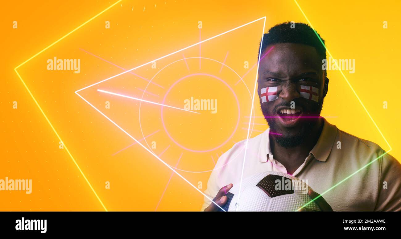Joueur de football américain africain avec la peinture du visage du drapeau anglais tenant le ballon par des formes géométriques Banque D'Images