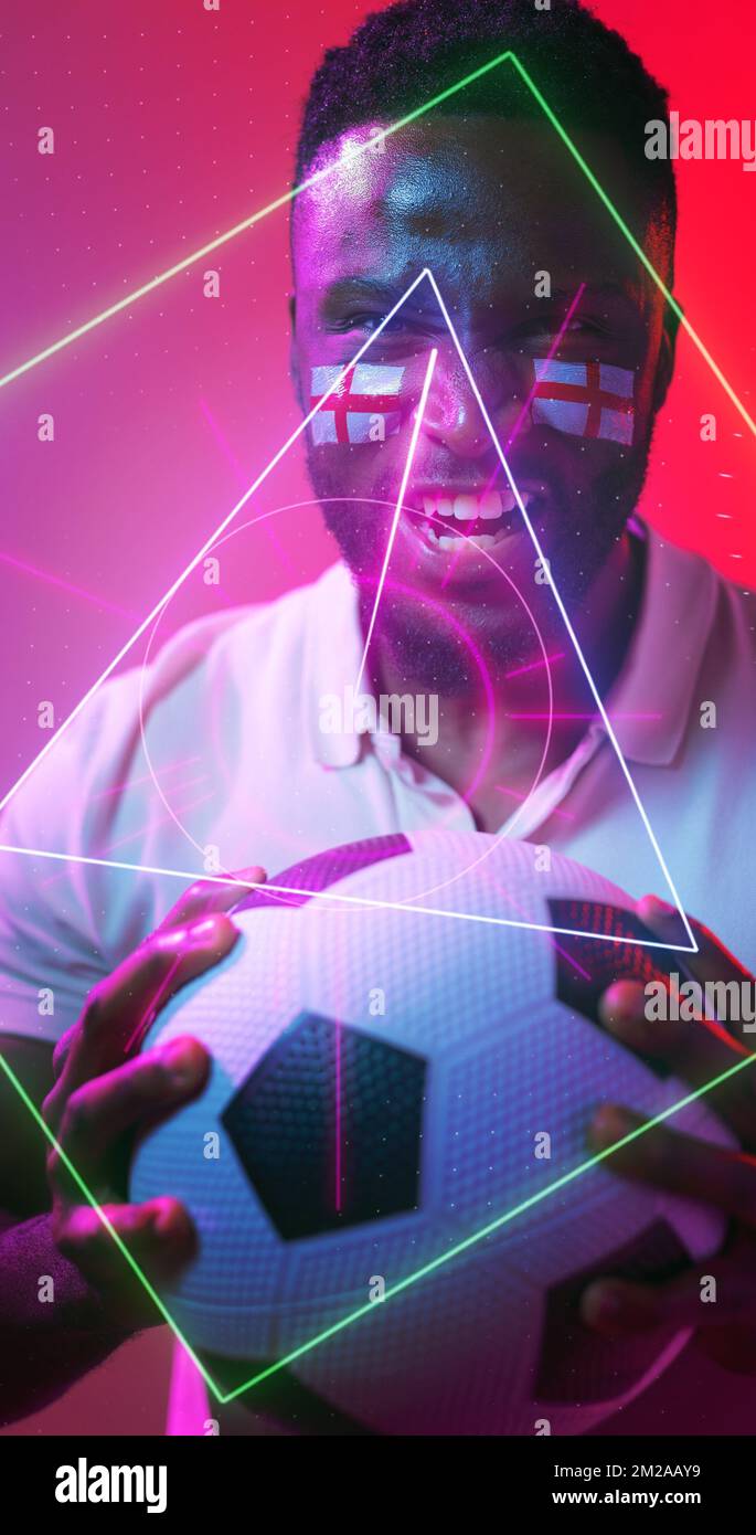 Joueur de football américain africain avec la peinture du visage du drapeau anglais tenant le ballon sur des formes géométriques Banque D'Images