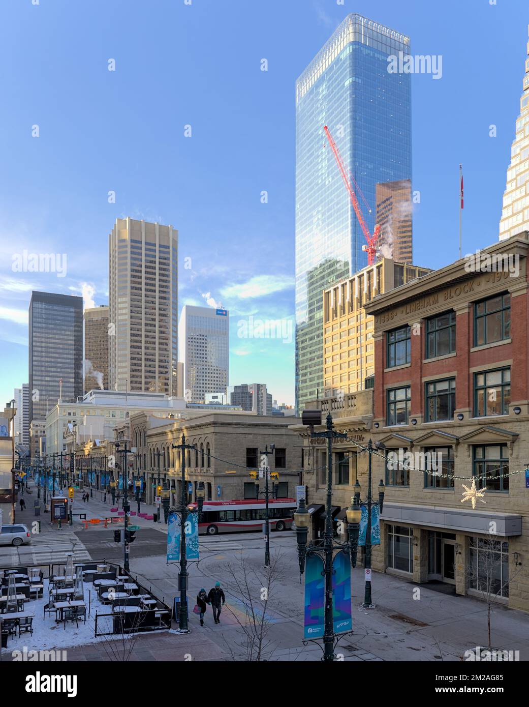 Calgary, Alberta/ Canada - 11 décembre 2022 : vue de face et de perspective des bâtiments et des façades de l'avenue Steven au centre-ville de Calgary, Alberta Banque D'Images